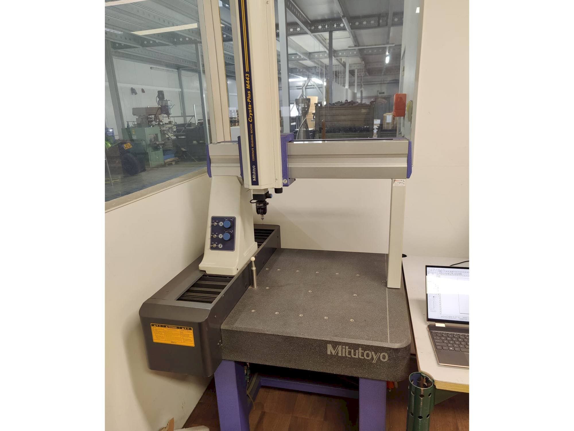 Mitutoyo Crysta-Plus M443 Mašinos vaizdas iš priekio
