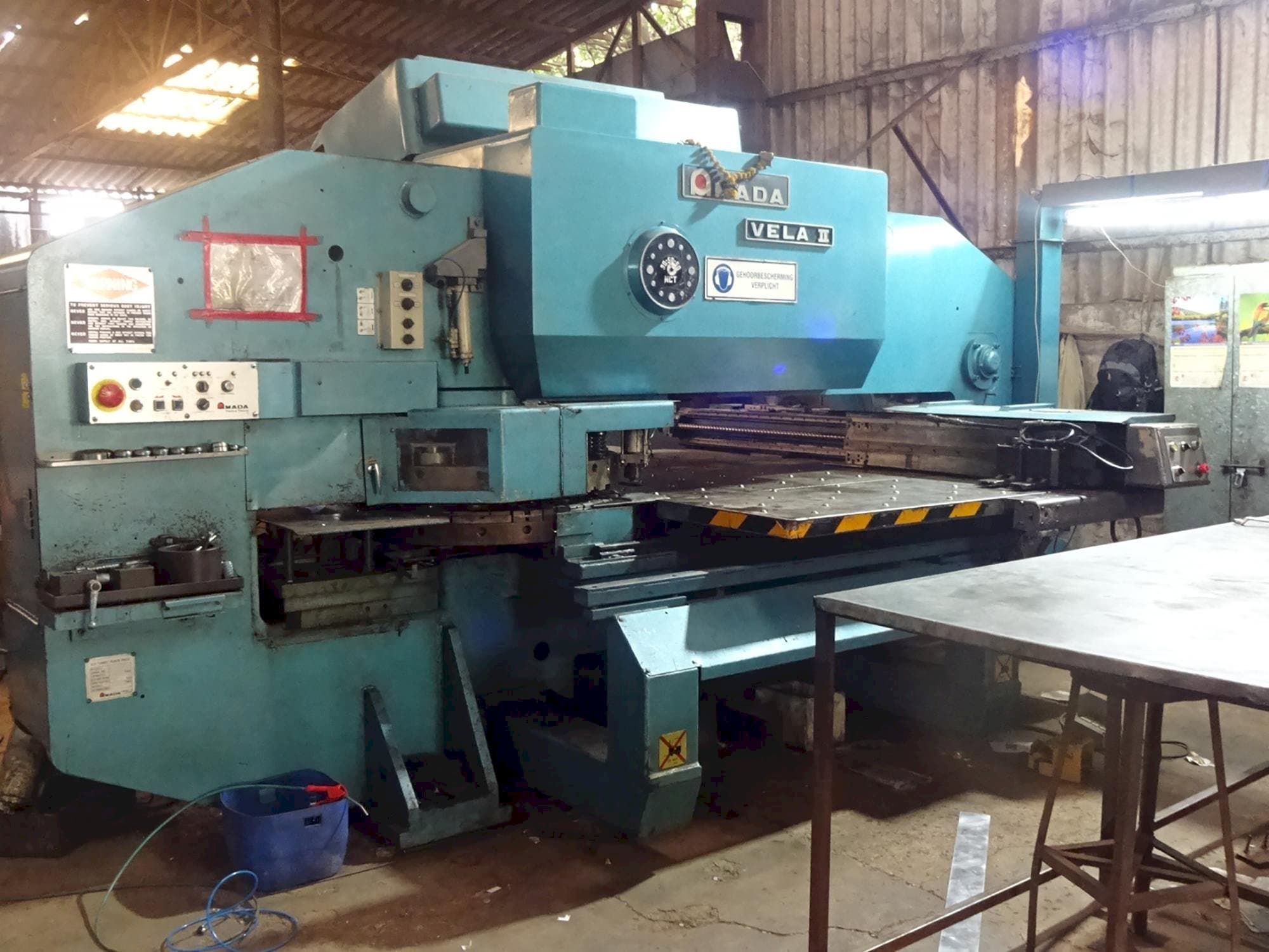 AMADA Mašinos kairės pusės vaizdasVELA II 355