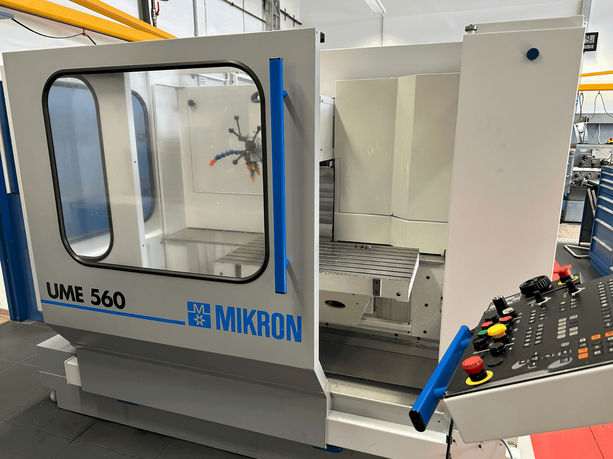 MIKRON UME-560 Mašinos vaizdas iš priekio