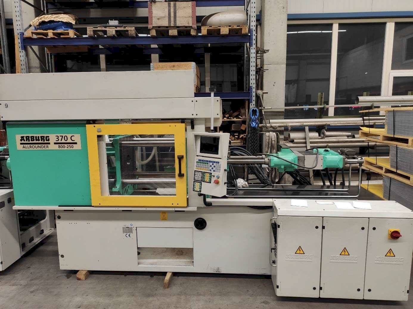 Arburg 370C-800-250 Mašinos vaizdas iš priekio