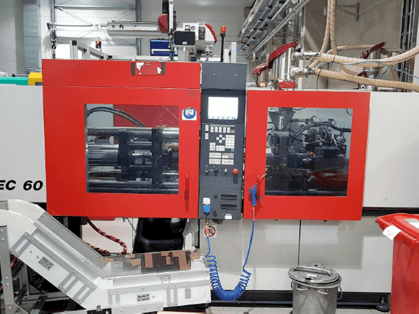 FERROMATIK MILACRON 600-355 K-TEC Mašinos vaizdas iš priekio