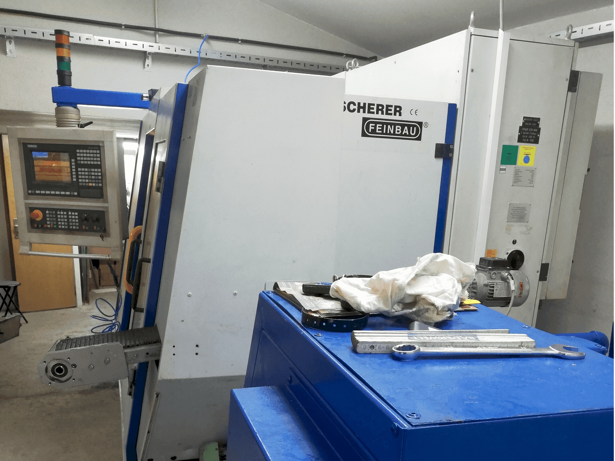 Scherer - Feinbau CNC244/2 Mašinos vaizdas iš priekio