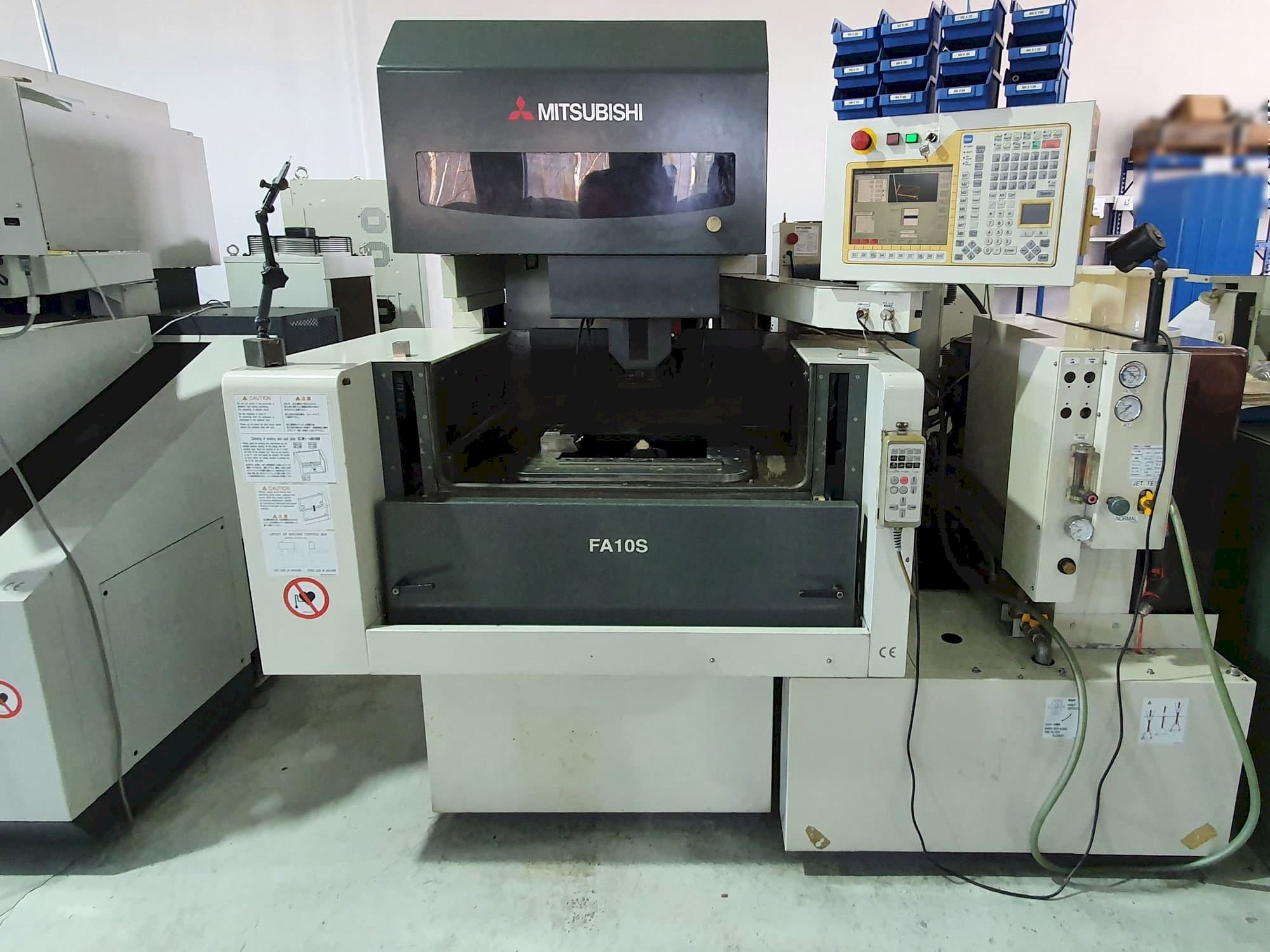 Mitsubishi FA10SM Mašinos vaizdas iš priekio