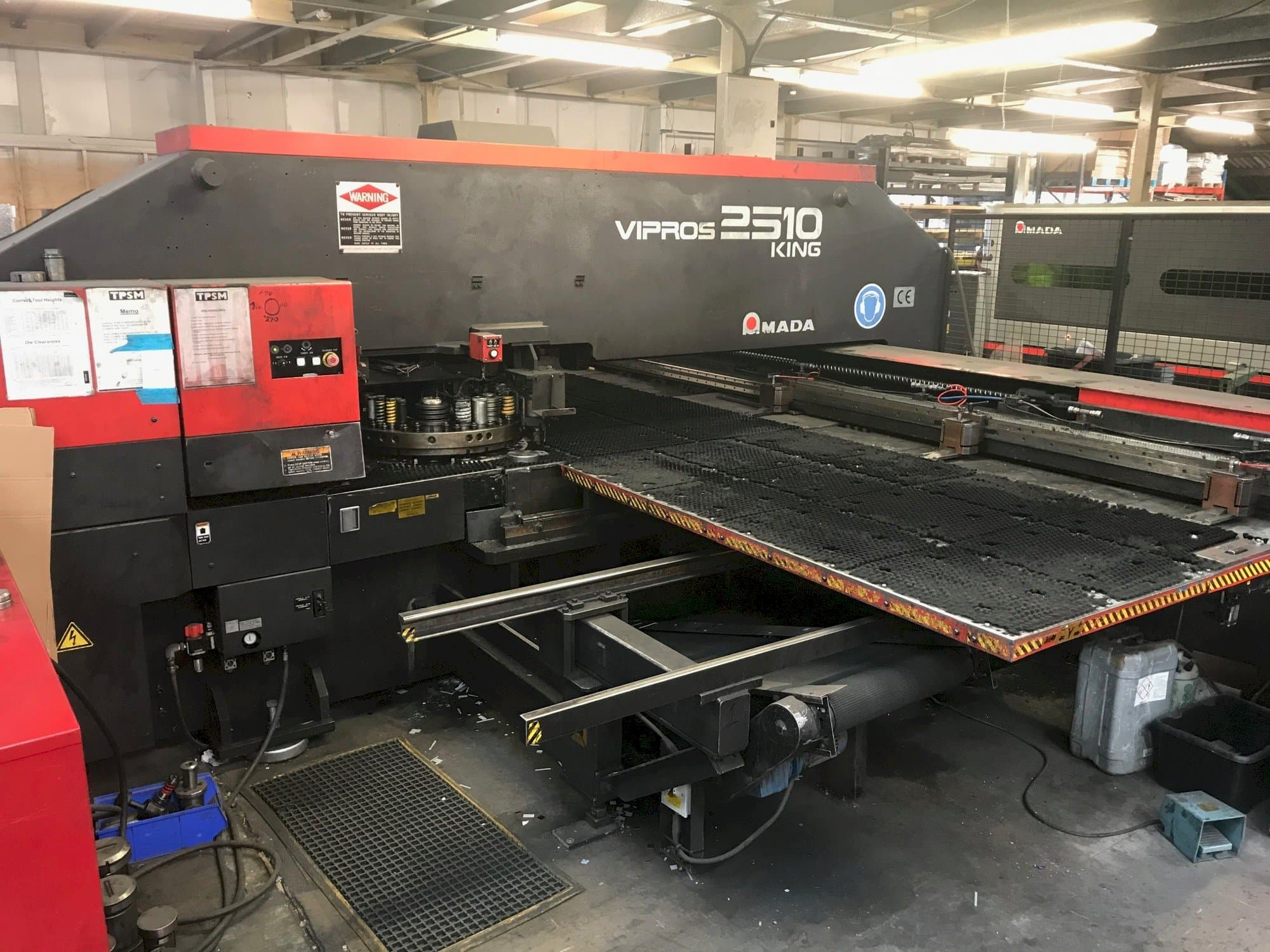 AMADA VIPROS 2510 KING Mašinos vaizdas iš priekio