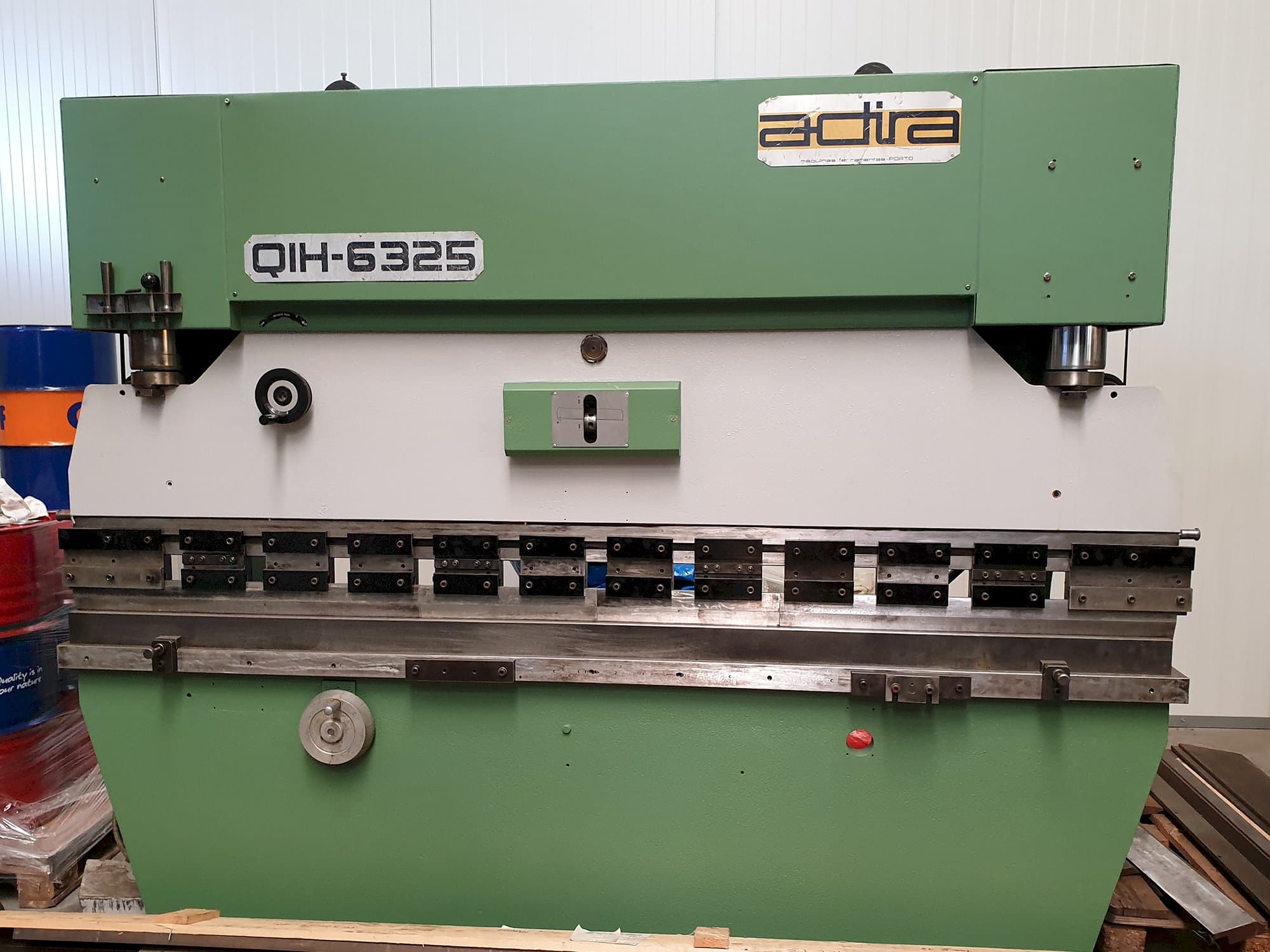 ADIRA QIH 6325 Mašinos vaizdas iš priekio