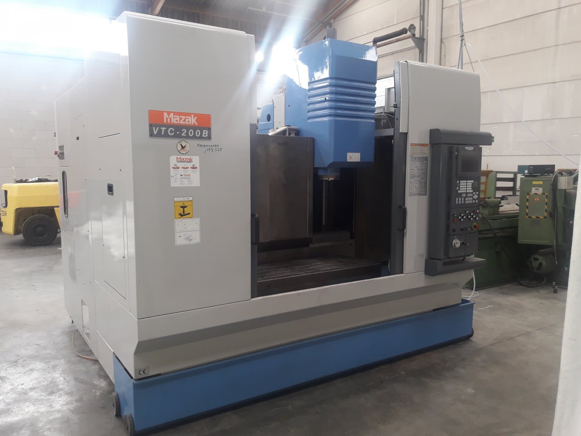 Mazak VTC-200B Mašinos vaizdas iš priekio
