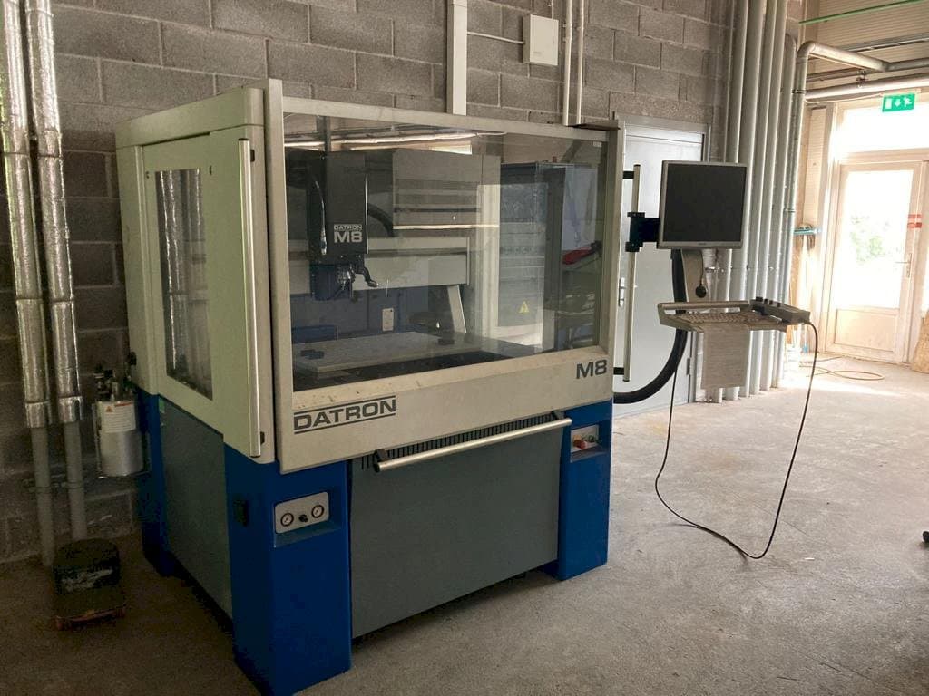 Datron M8A Mašinos vaizdas iš priekio