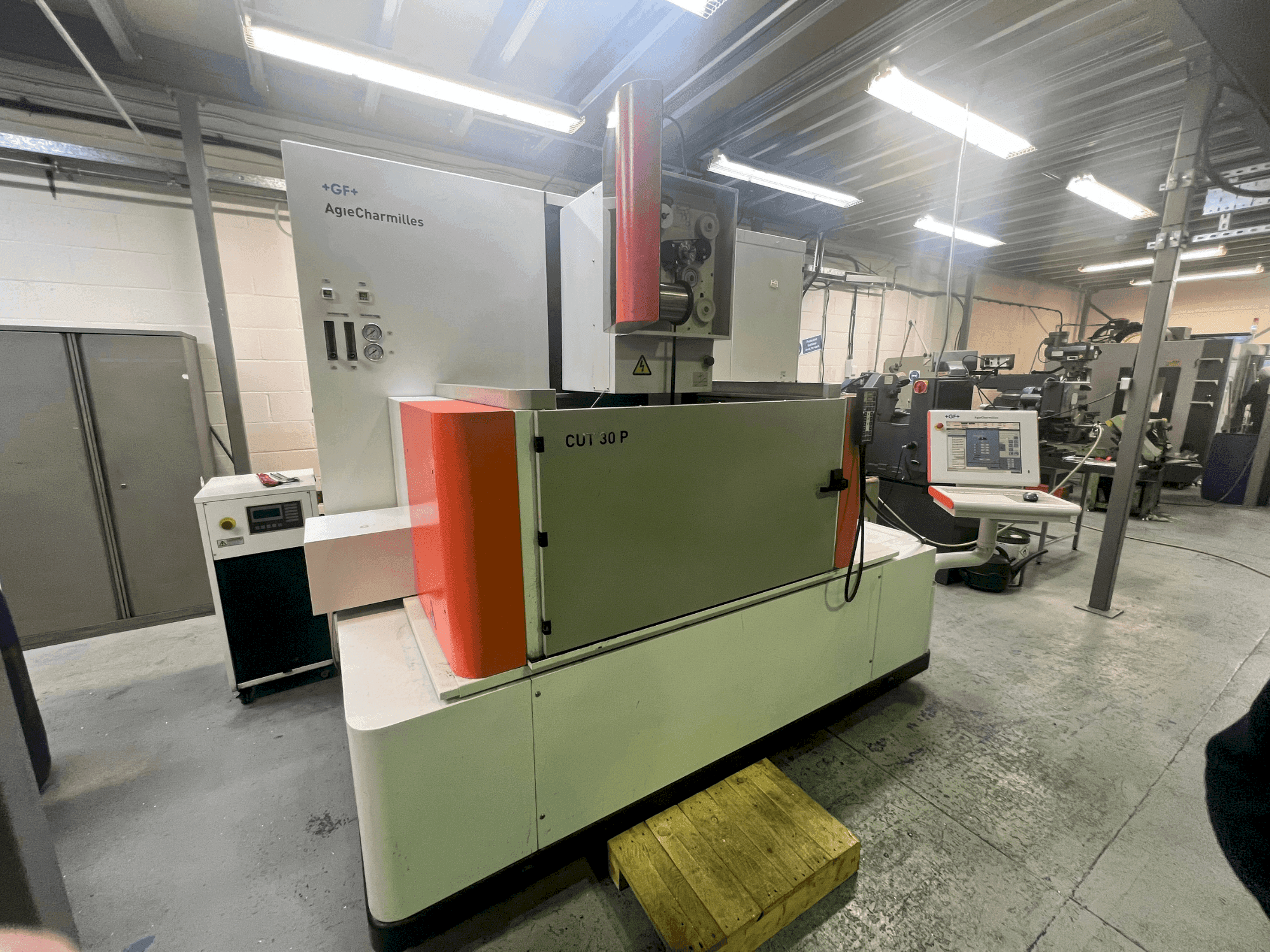 AgieCharmilles CUT 30P Mašinos vaizdas iš priekio