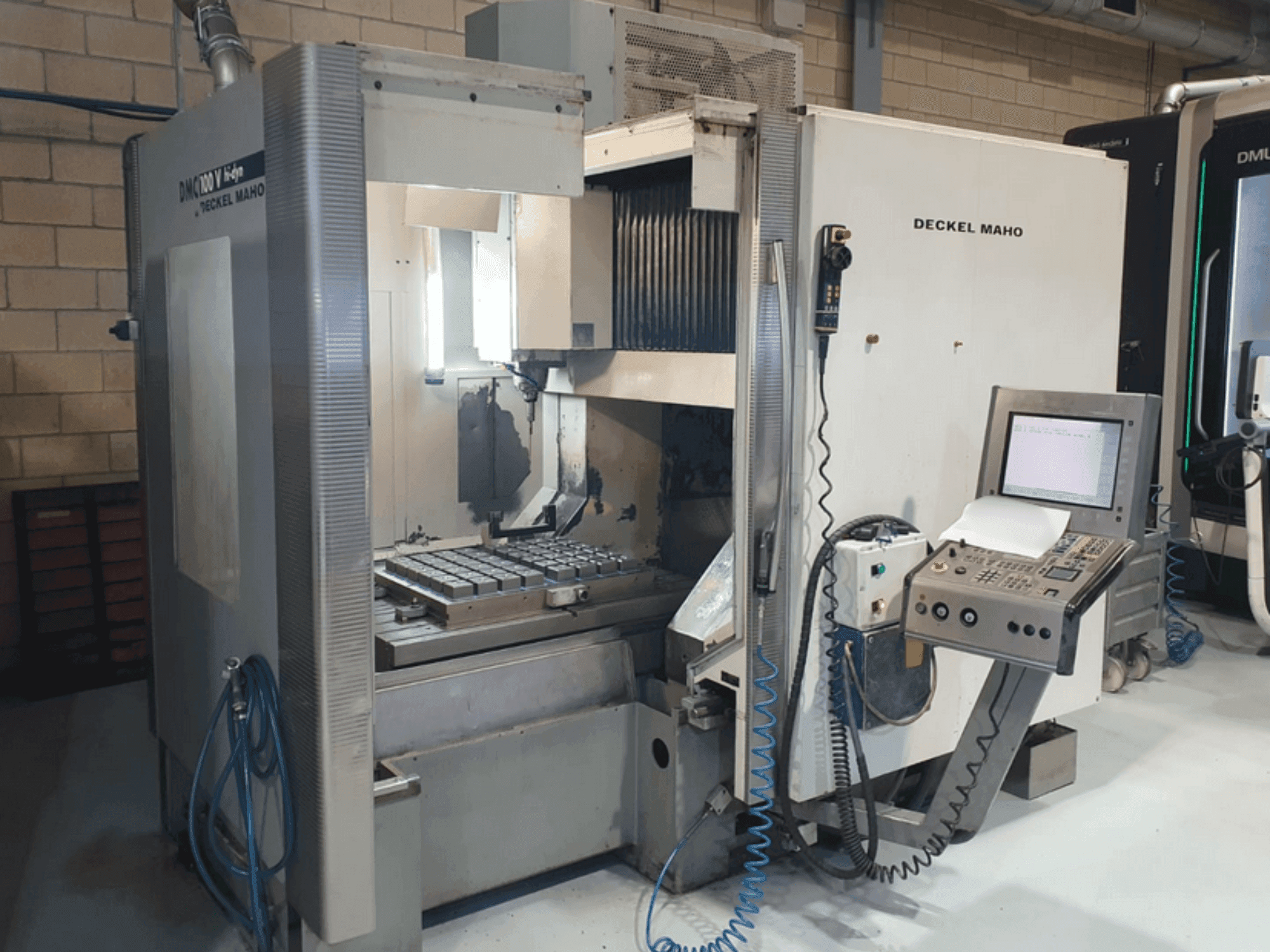 DECKEL MAHO DMC 100V hi-dyn Mašinos vaizdas iš priekio