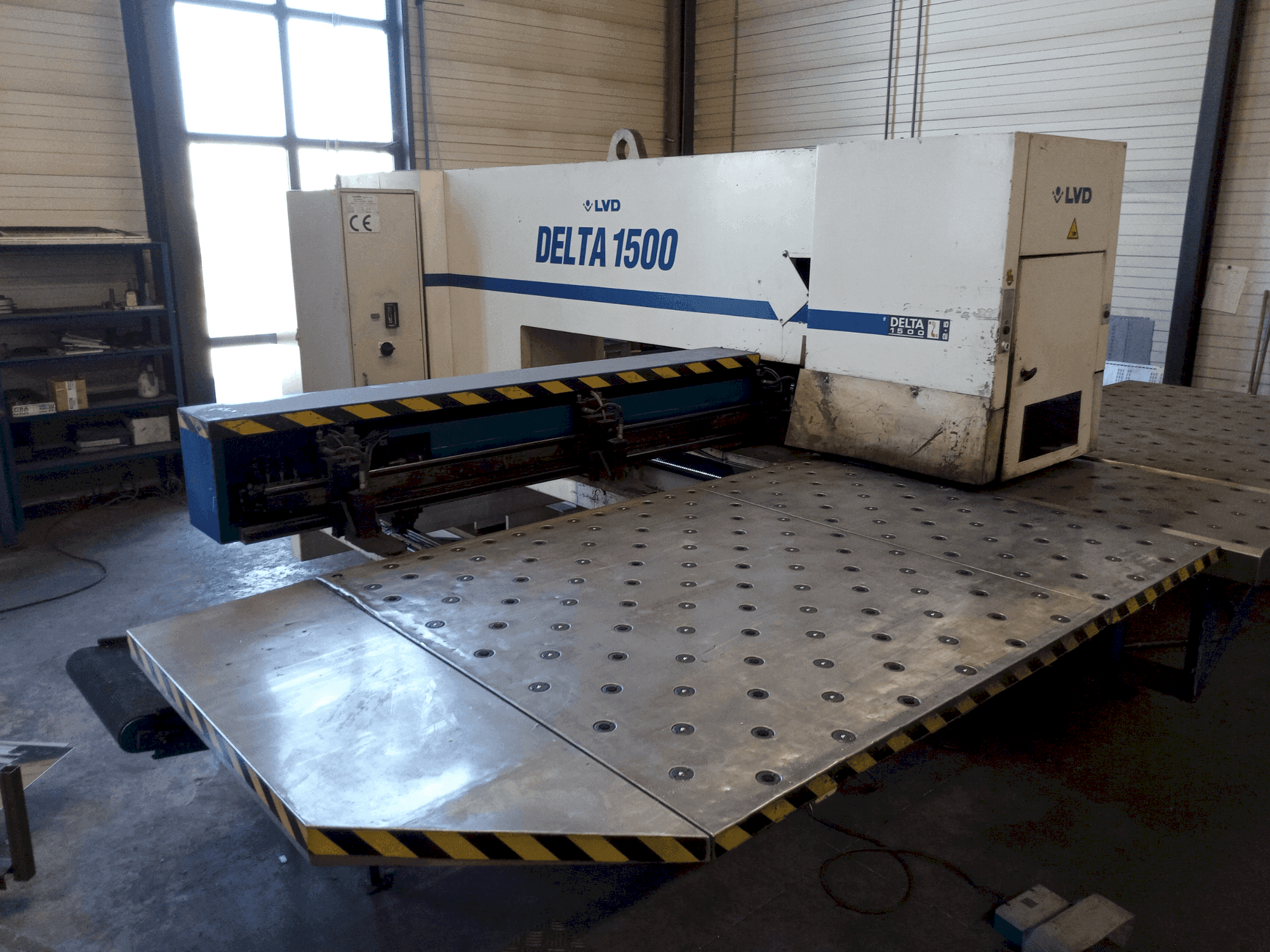 LVD DELTA 1500 LB Mašinos vaizdas iš priekio