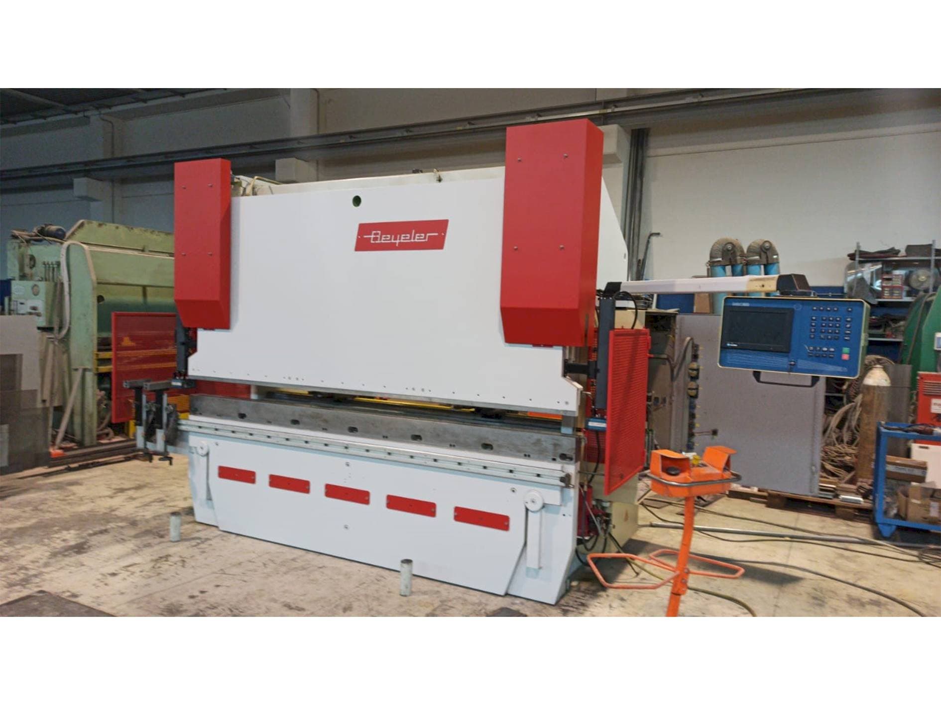 BEYELER PR8 Mašinos vaizdas iš priekio