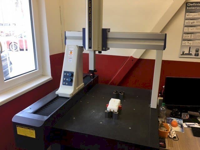 Mitutoyo Crysta-Plus M 574 Mašinos vaizdas iš priekio