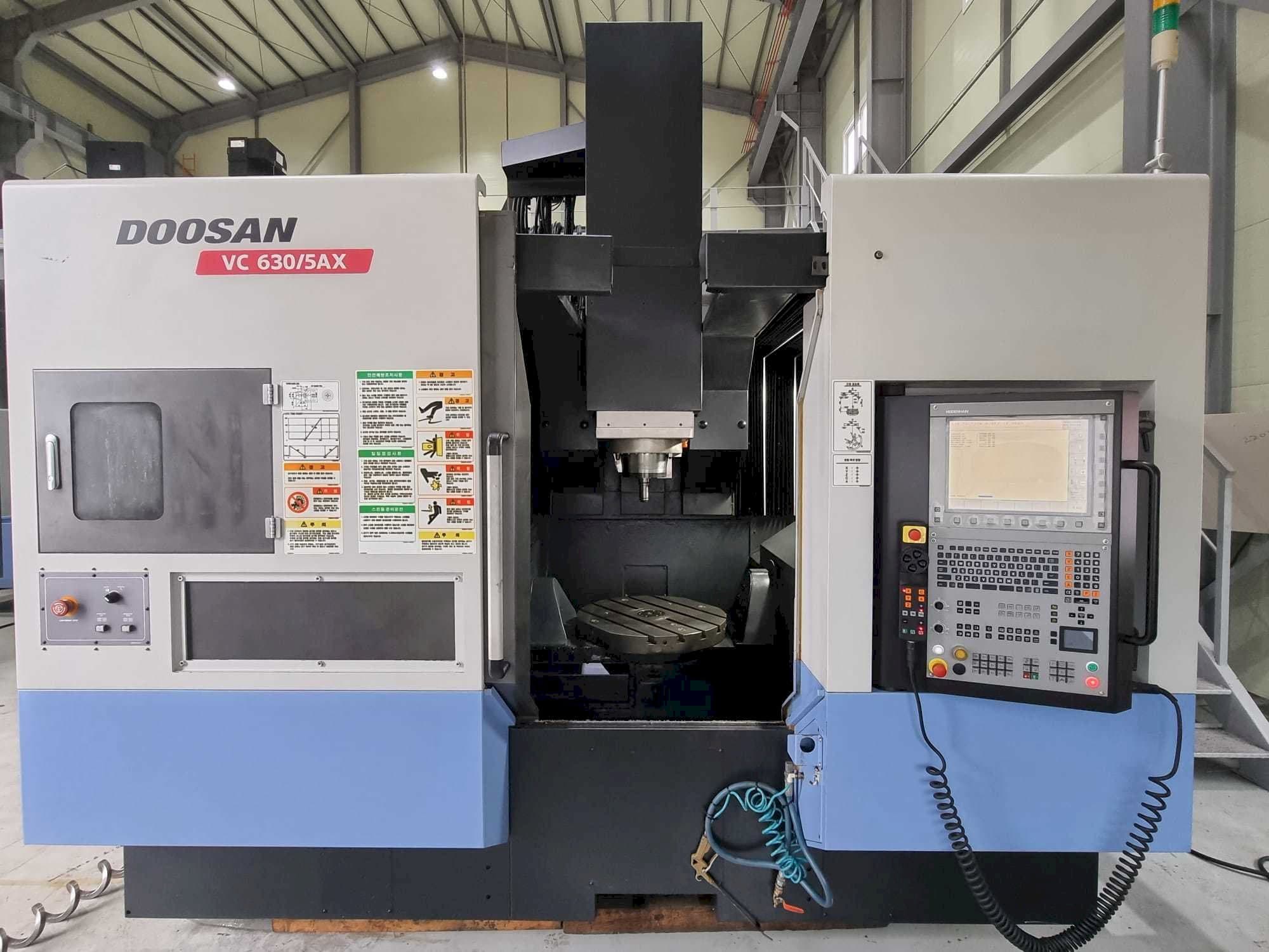 Doosan VC630/5AX Mašinos vaizdas iš priekio