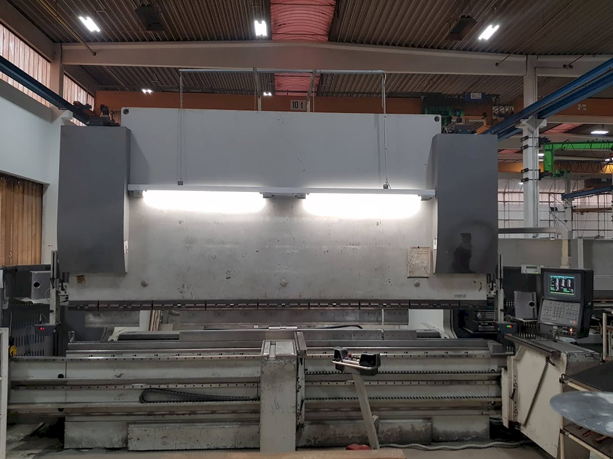 EHT Multipress 300-40 Mašinos vaizdas iš priekio