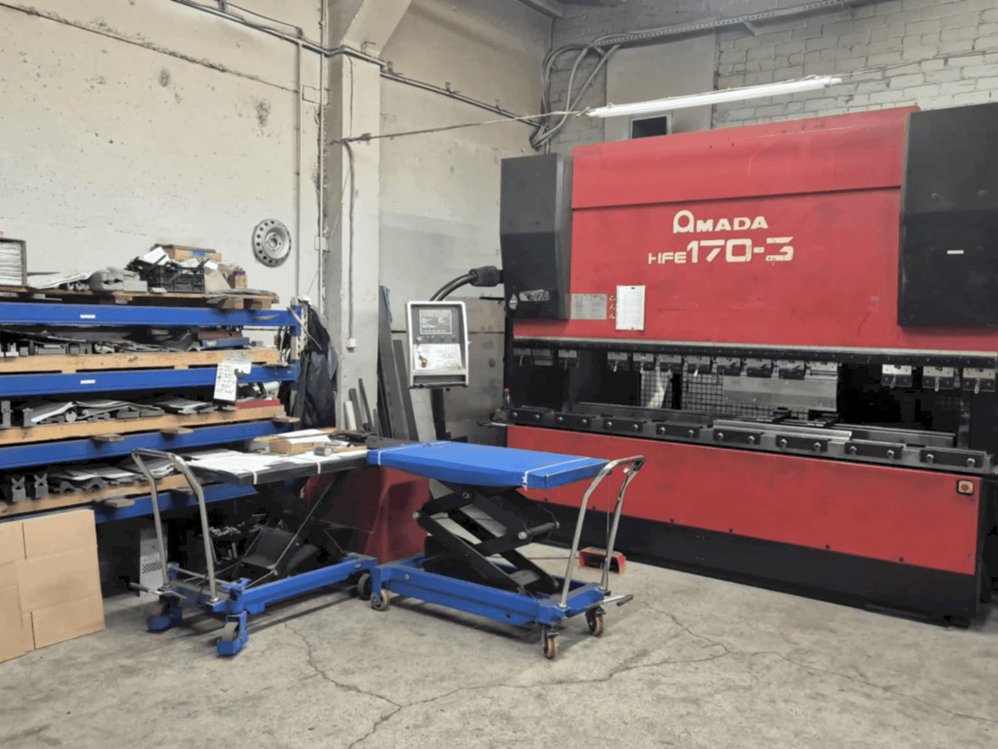 AMADA HFE 170-3 Mašinos vaizdas iš priekio