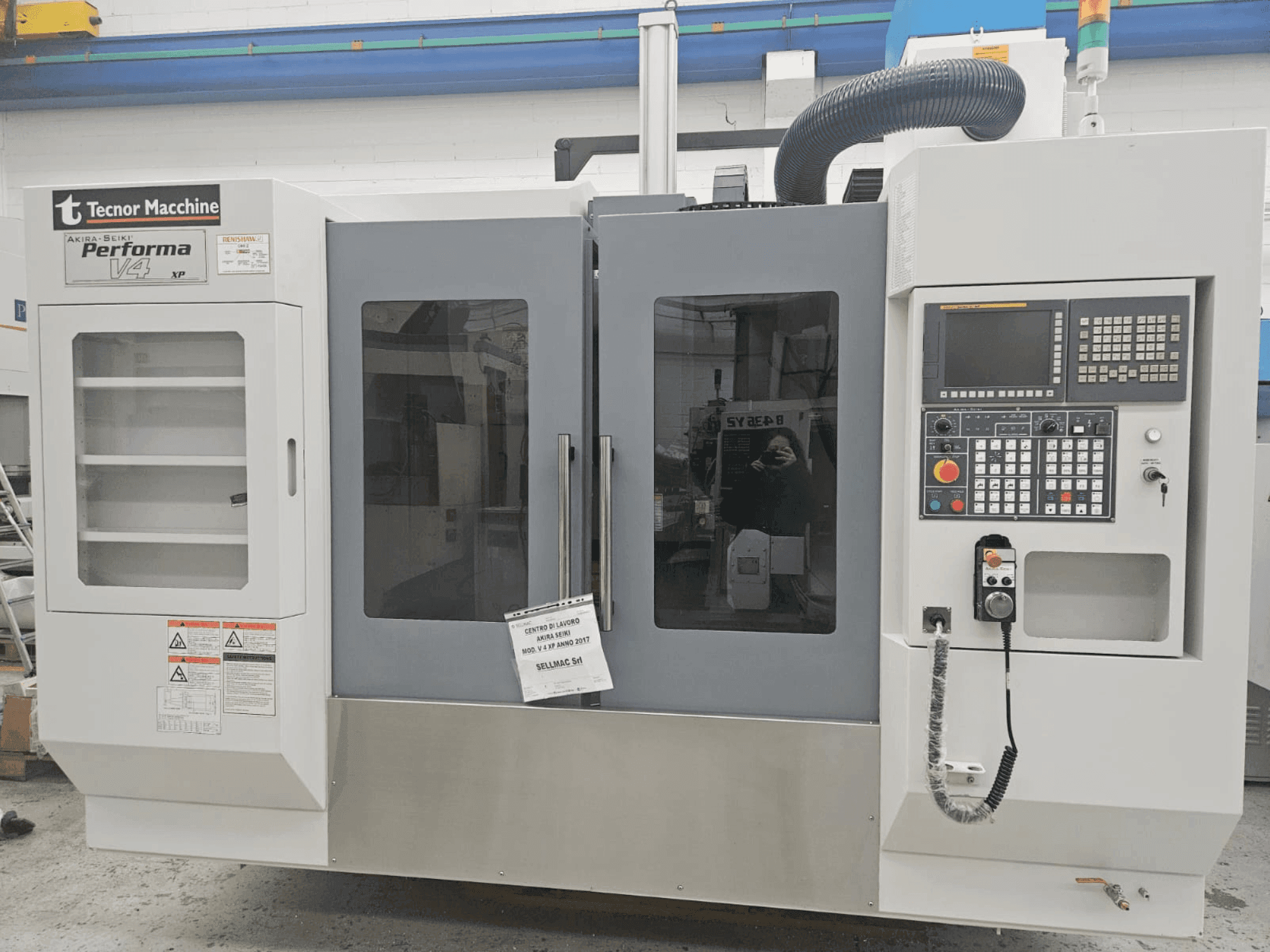 Akira Seiki Performa V 4 XP Mašinos vaizdas iš priekio