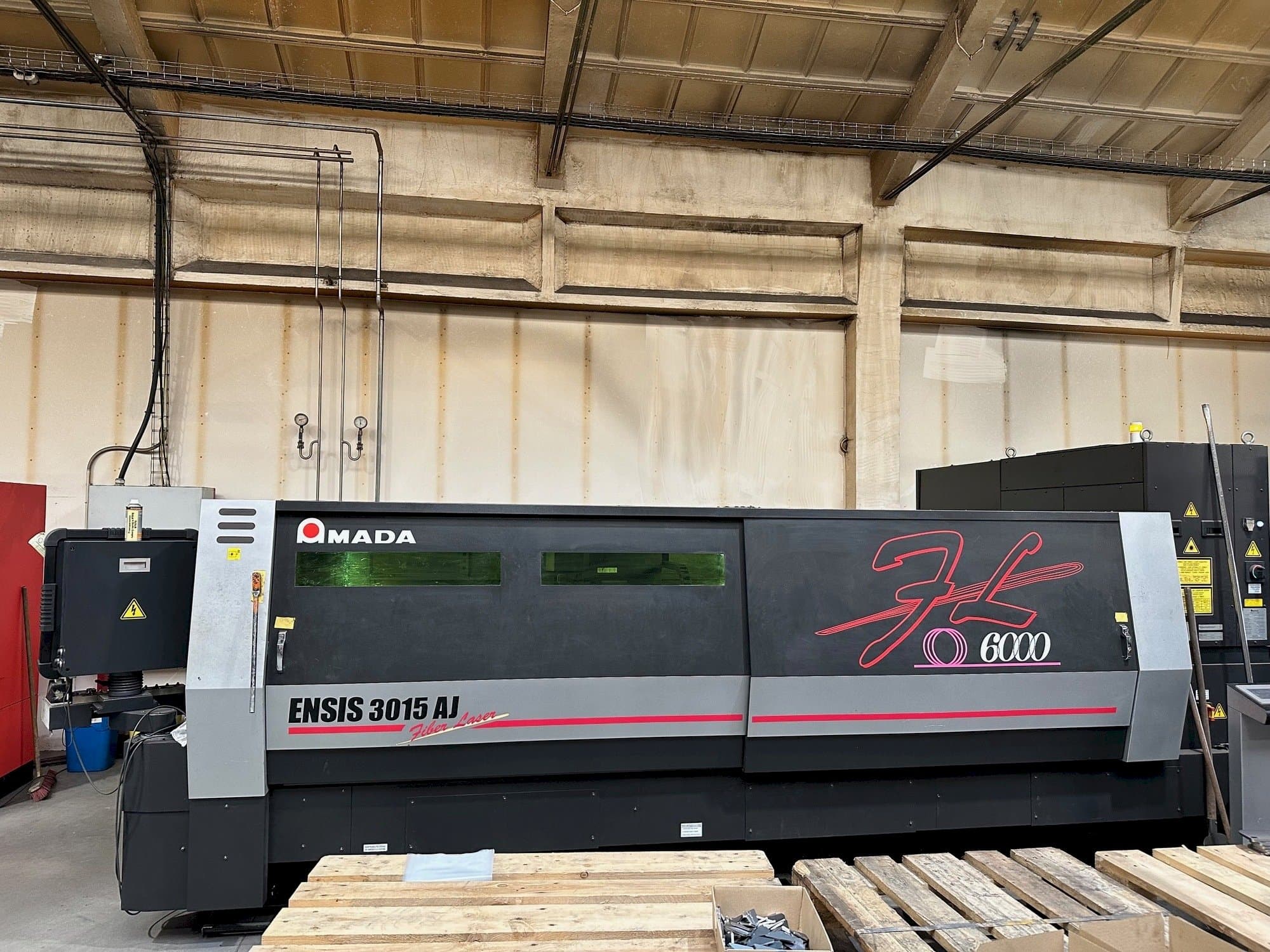 AMADA ENSIS-3015 AJ Mašinos vaizdas iš priekio