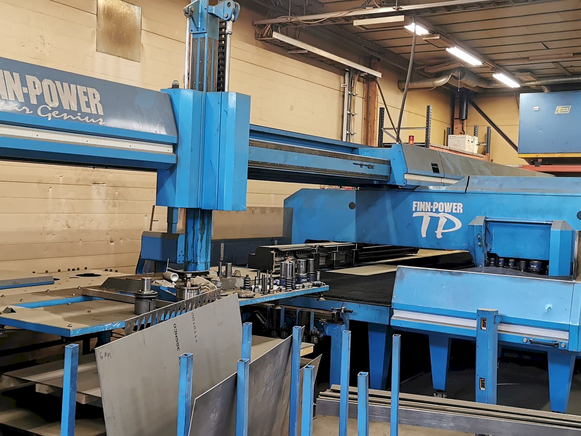 Finn-Power LD3000/2W Mašinos vaizdas iš priekio