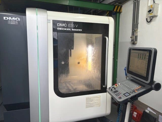 DMG DMC 635V Mašinos vaizdas iš priekio