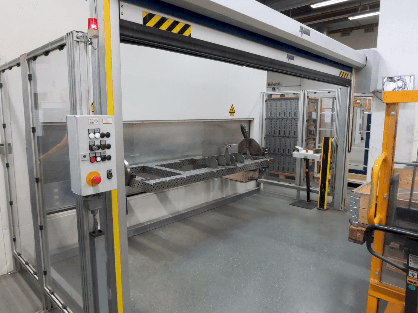 TRUMPF TruLaser Robot 5020 Mašinos vaizdas iš priekio