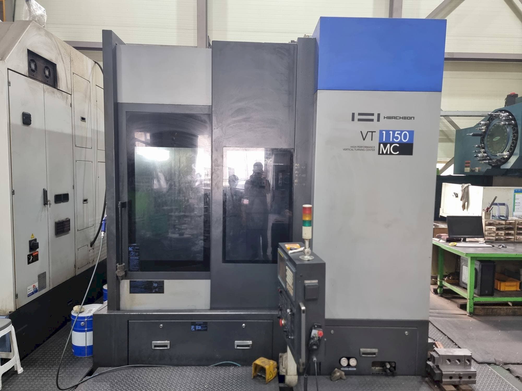 HWACHEON VT1150MC Mašinos vaizdas iš priekio