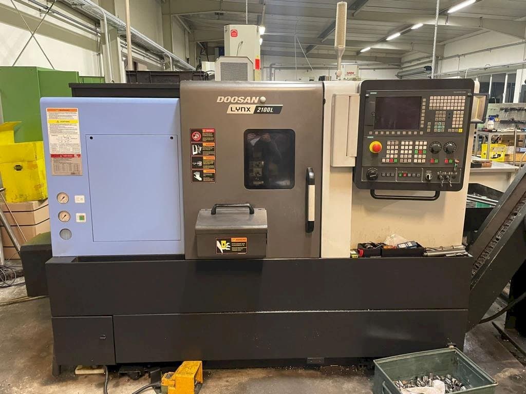 Doosan Lynx 2100LB Mašinos vaizdas iš priekio