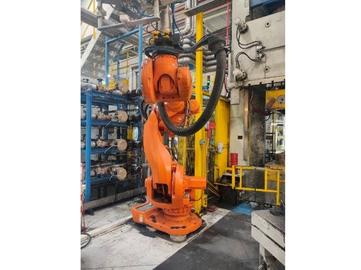 ABB IRC5 M2004 Mašinos vaizdas iš priekio