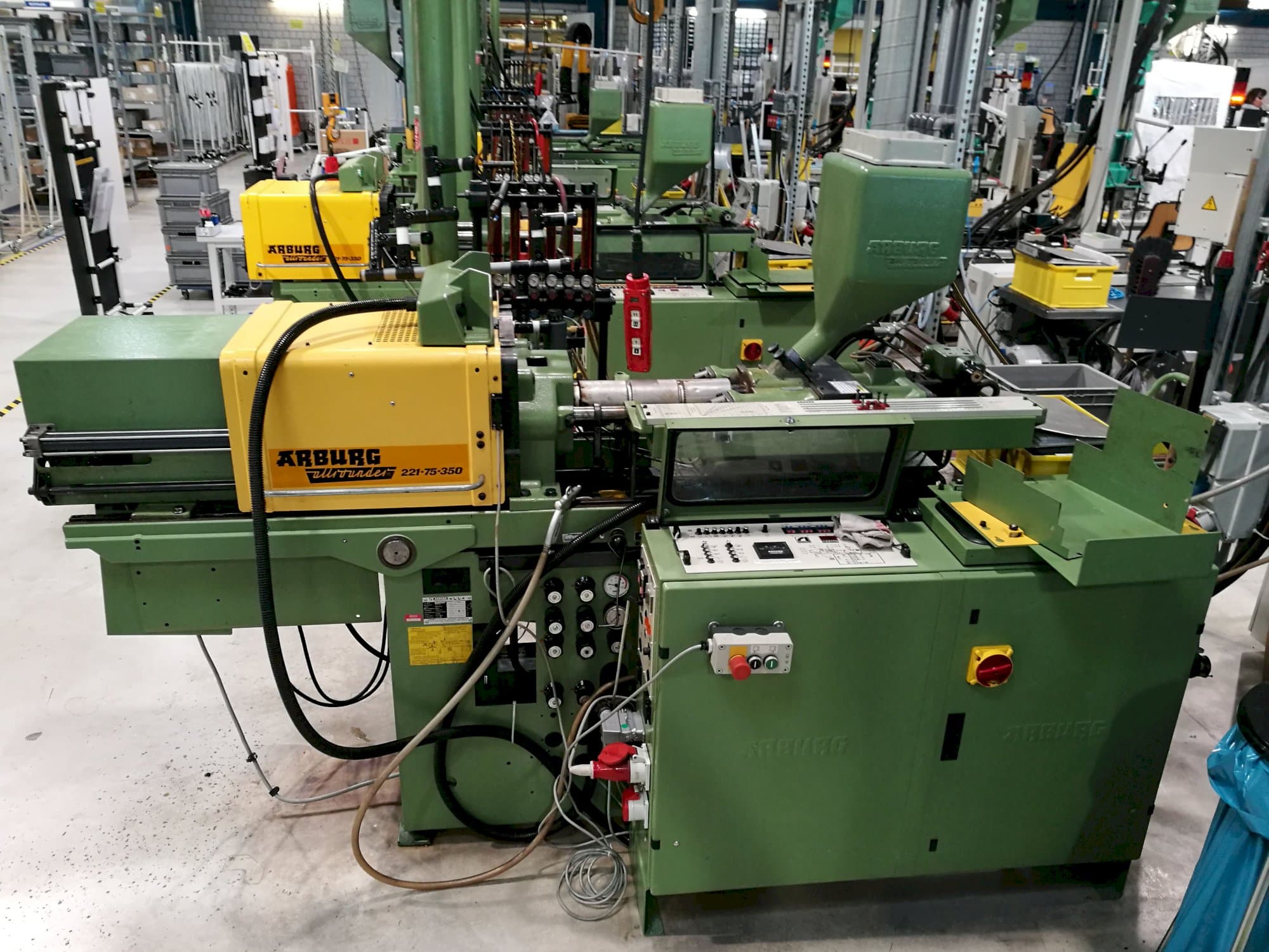 Arburg Allrounder 221-75-350 Mašinos vaizdas iš dešinės pusės