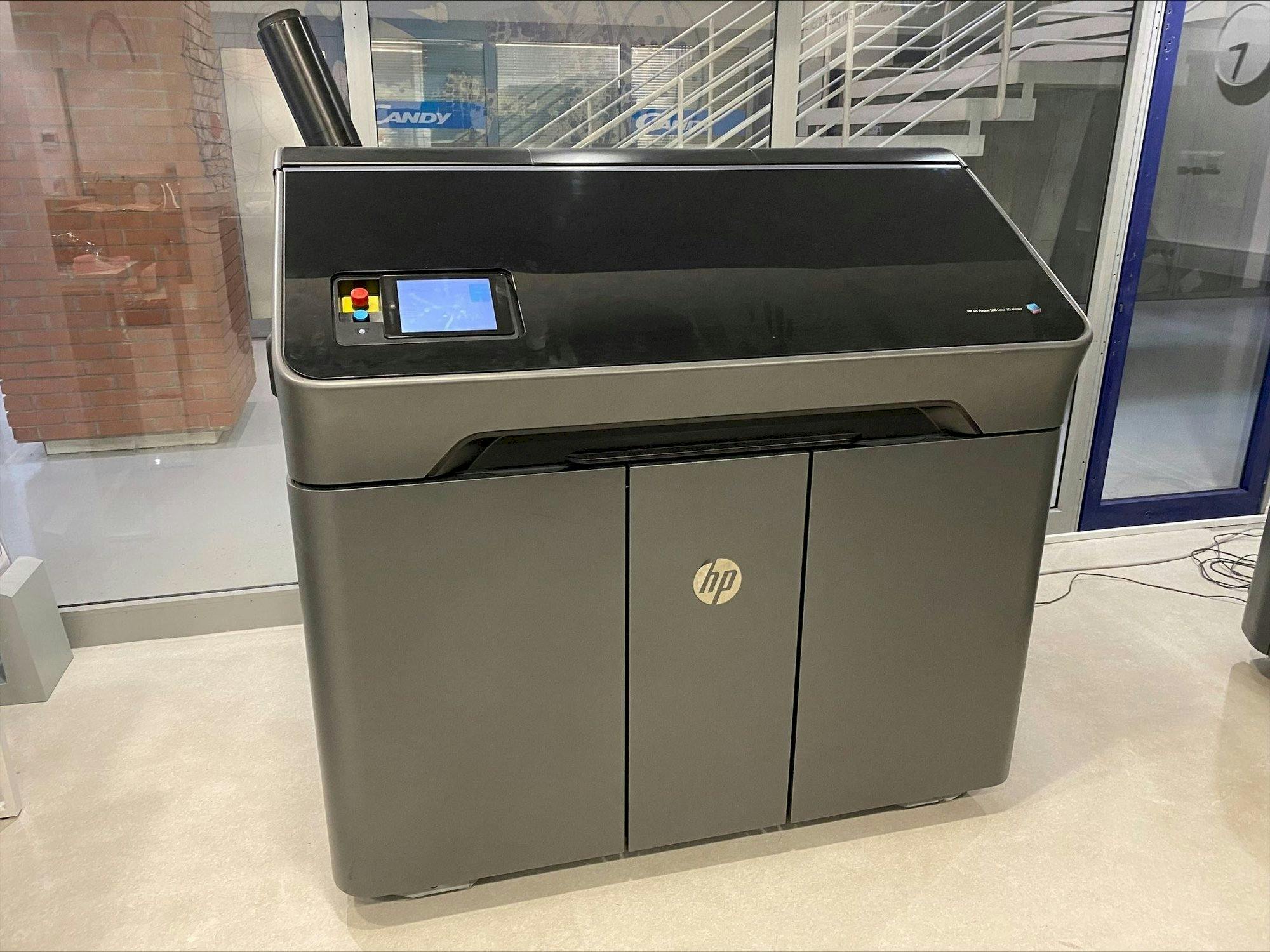 HP Jet Fusion 580 Color 3D printer M2K85A Mašinos vaizdas iš priekio