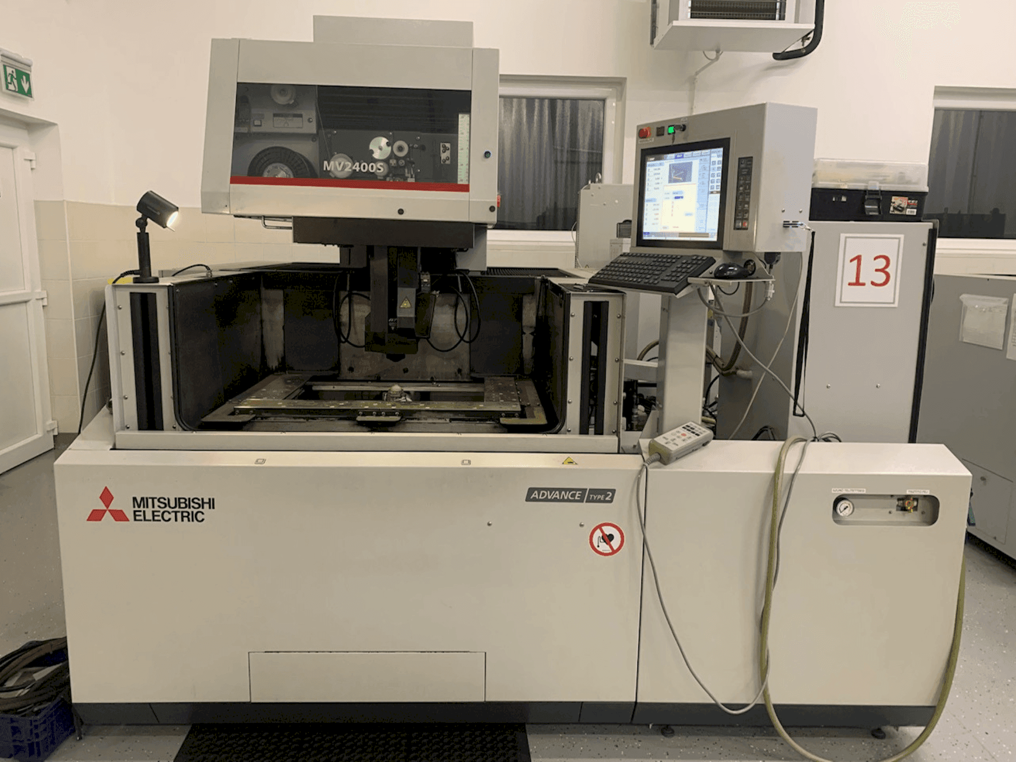 Mitsubishi MV2400S Mašinos vaizdas iš priekio