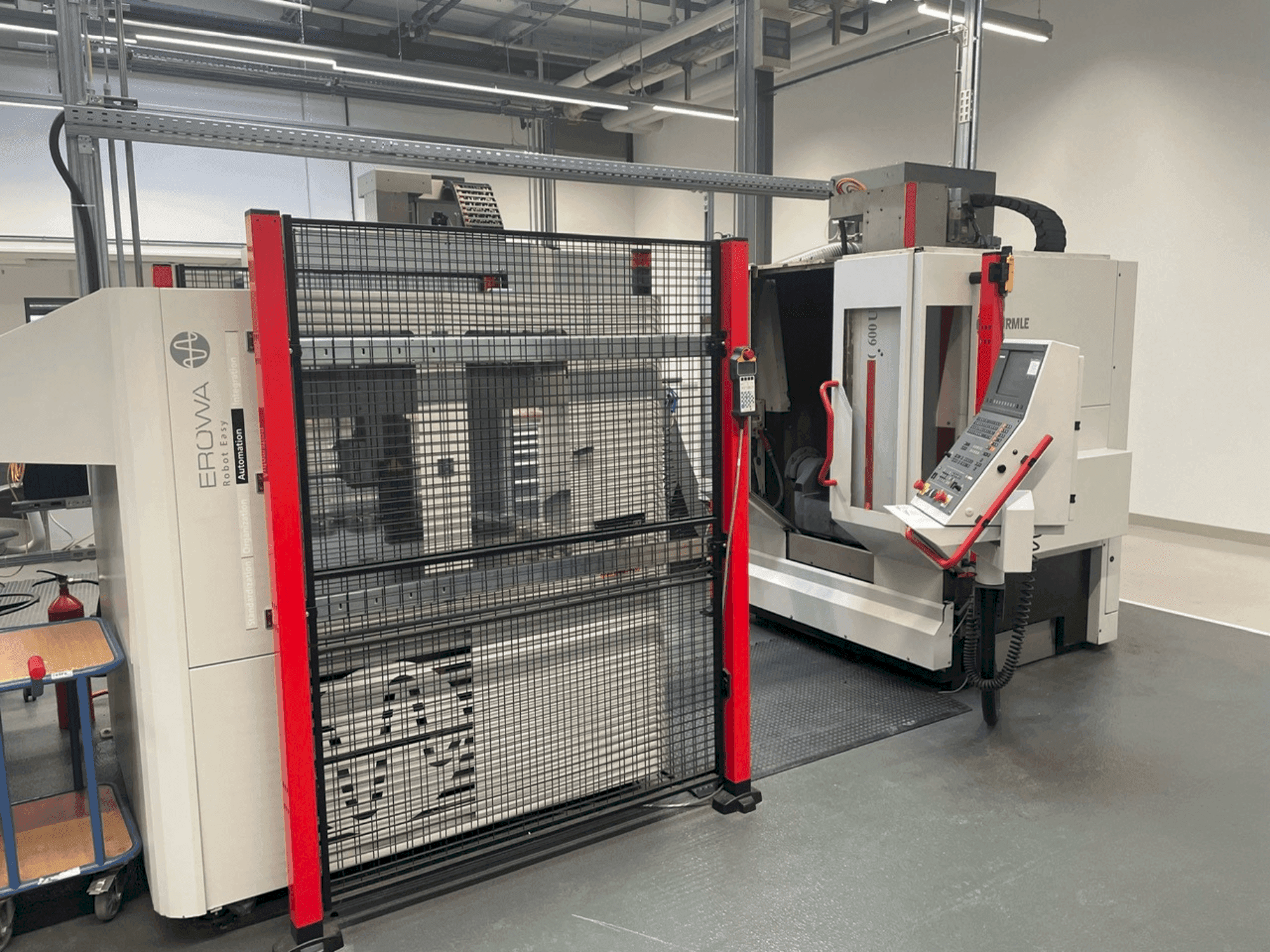 HERMLE C 600-U + EROWA Robot easy automation Mašinos vaizdas iš priekio