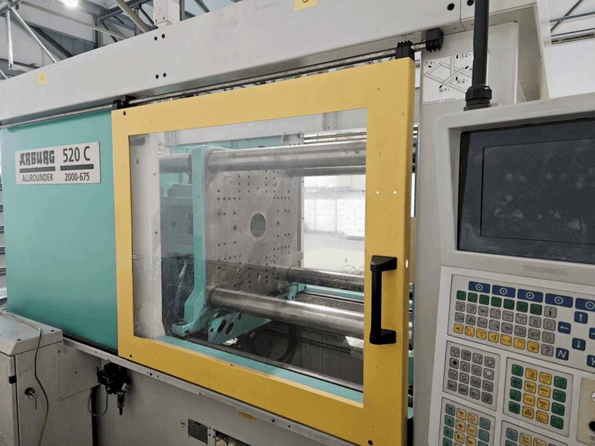 Arburg Allrounder 520 C 2000-675 Mašinos vaizdas iš priekio