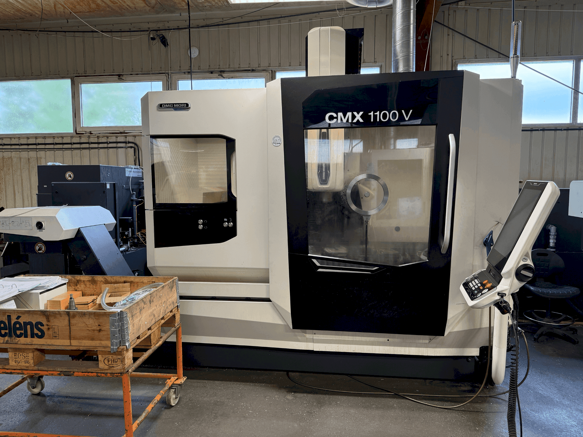 DMG MORI CMX 1100 V (2022) Mašinos vaizdas iš priekio