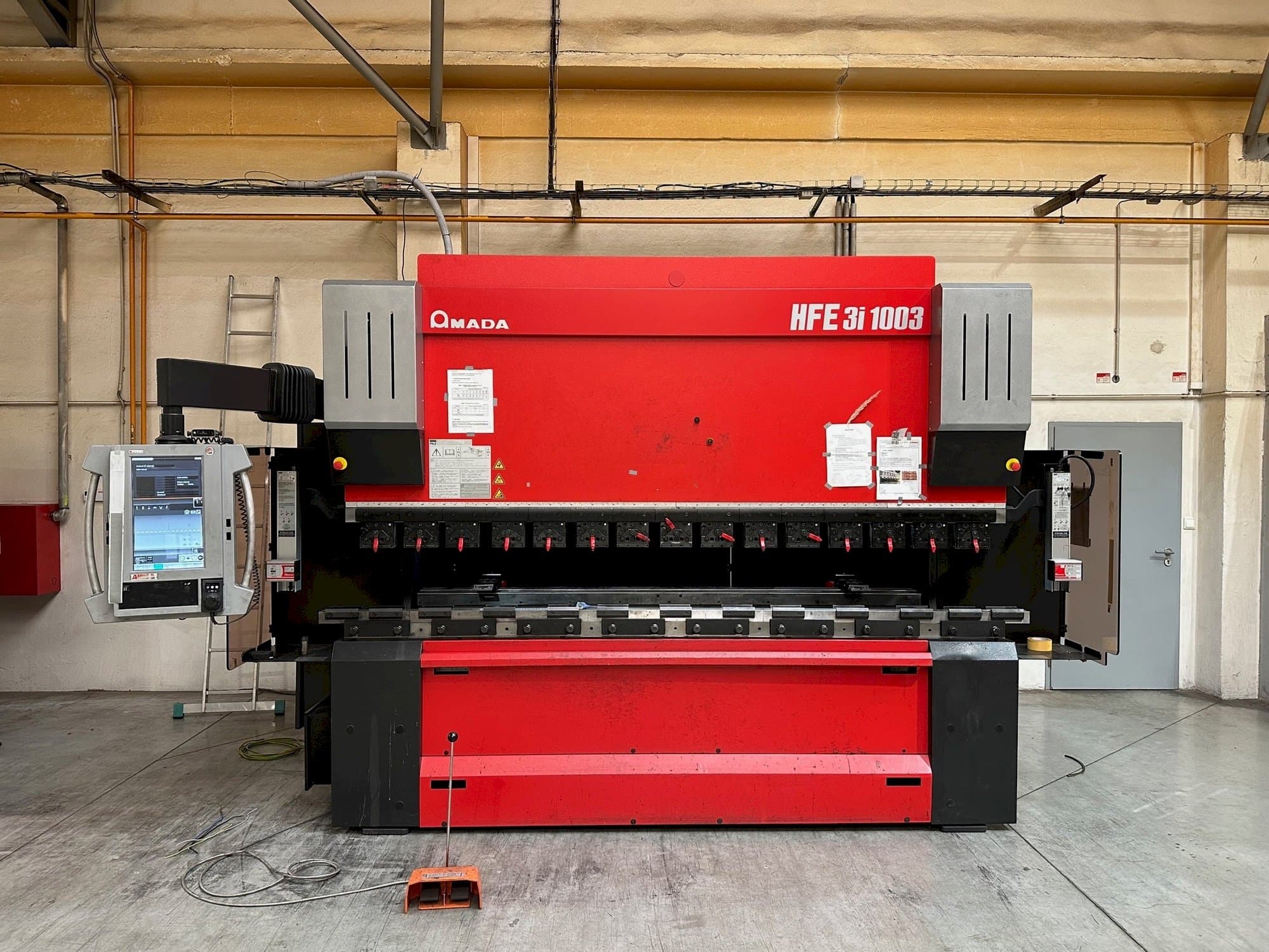 AMADA HFE 3i 1003 Mašinos vaizdas iš priekio
