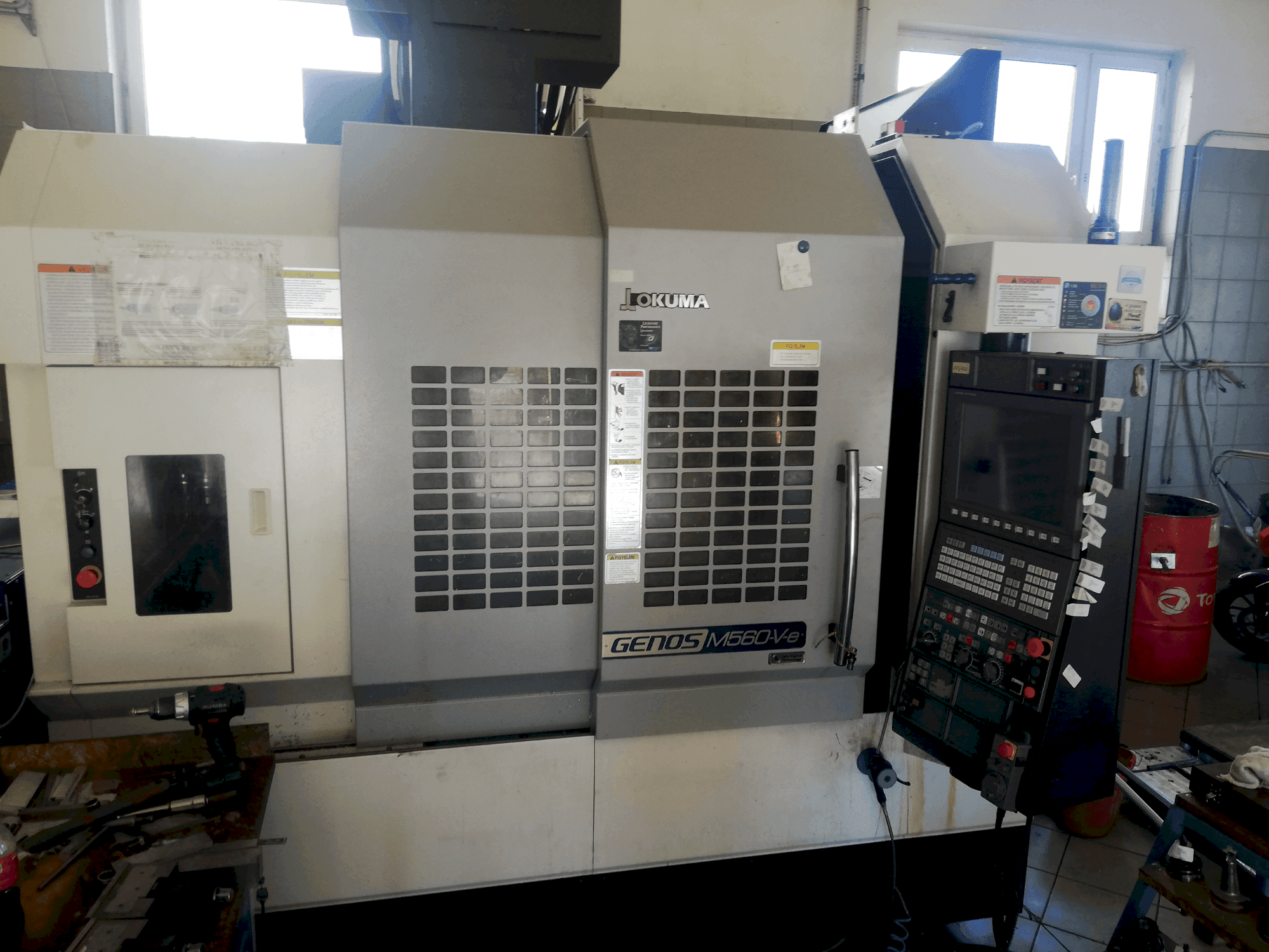 Okuma GENOS M560V-e Mašinos vaizdas iš priekio