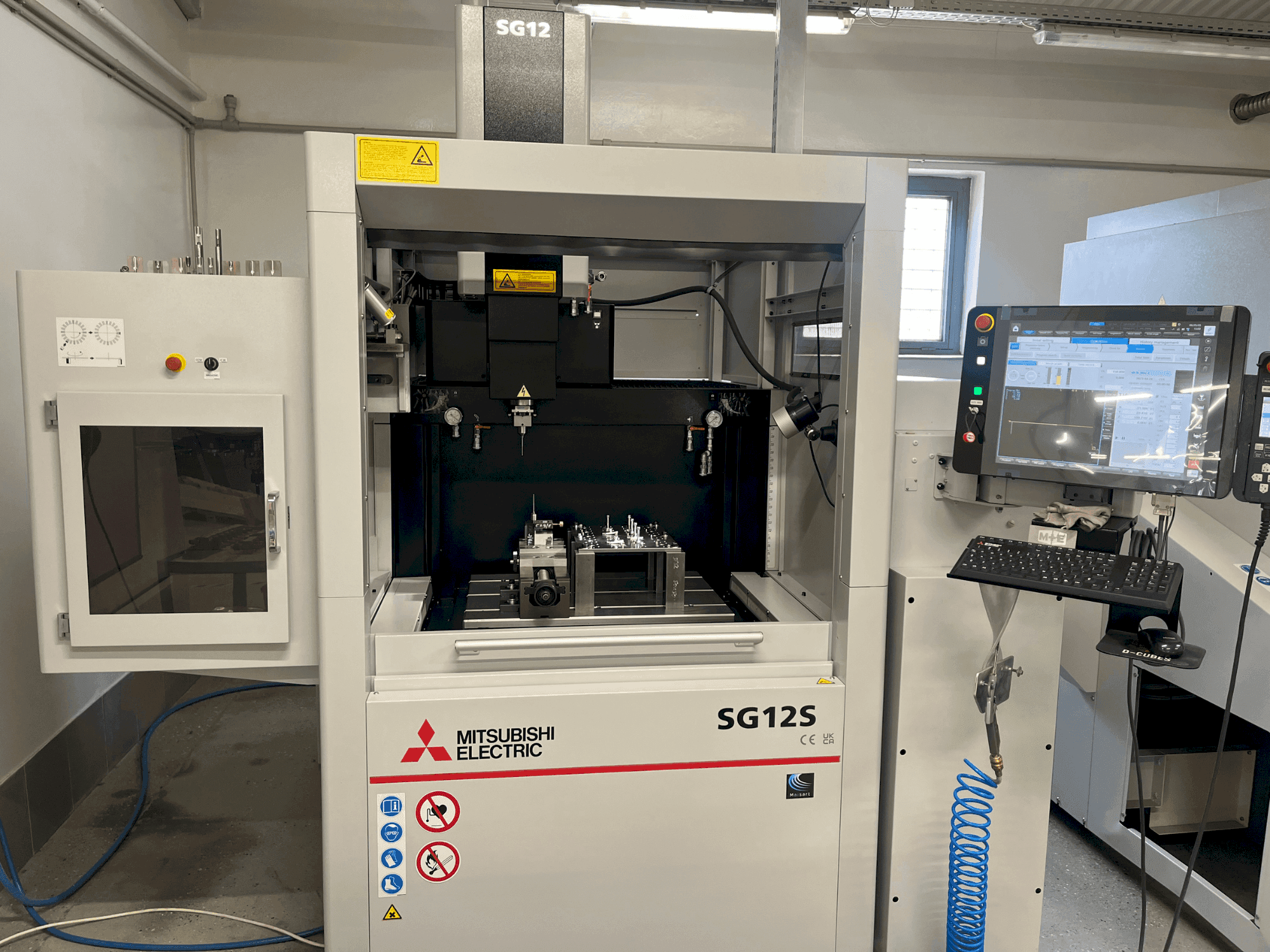 Mitsubishi SG12S Mašinos vaizdas iš priekio