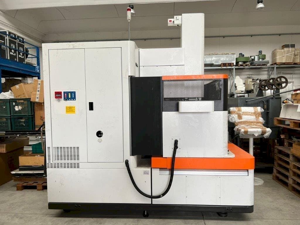 AgieCharmilles FORM 30 Mašinos vaizdas iš priekio