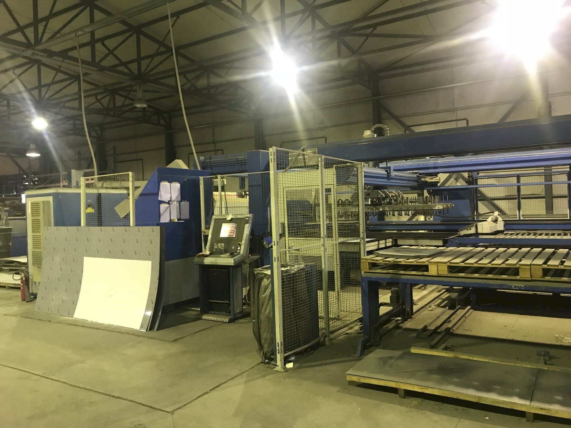 Finn-Power LP6 Mašinos vaizdas iš priekio