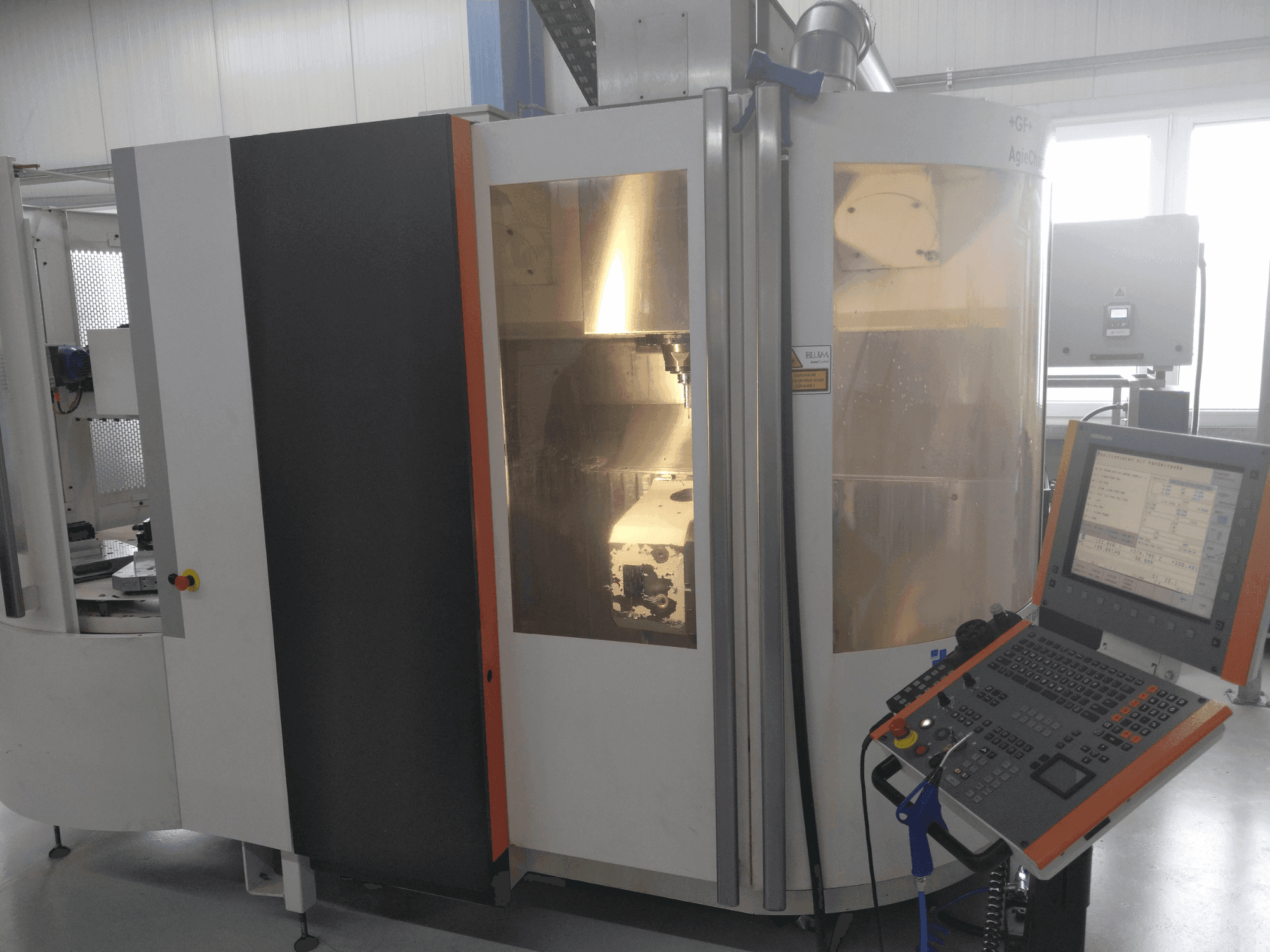 +GF+ AGIE CHARMILLES MIKRON UCP 600 Vario Mašinos vaizdas iš priekio