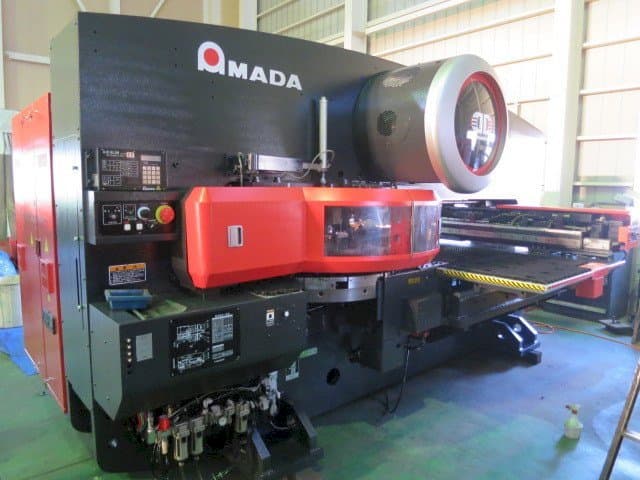 AMADA EMK 345NT Mašinos vaizdas iš priekio