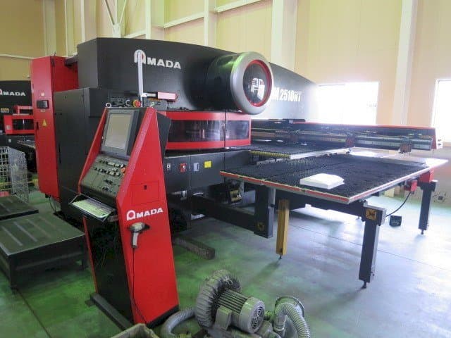 AMADA EM 2510NT Mašinos vaizdas iš priekio