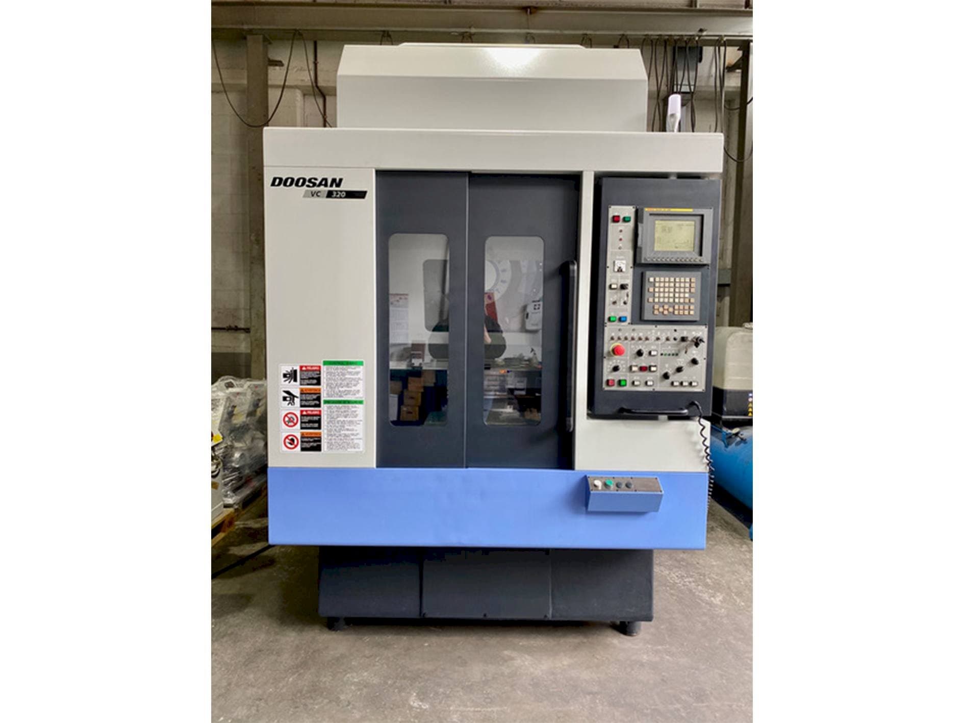Doosan VC 320 Mašinos vaizdas iš priekio