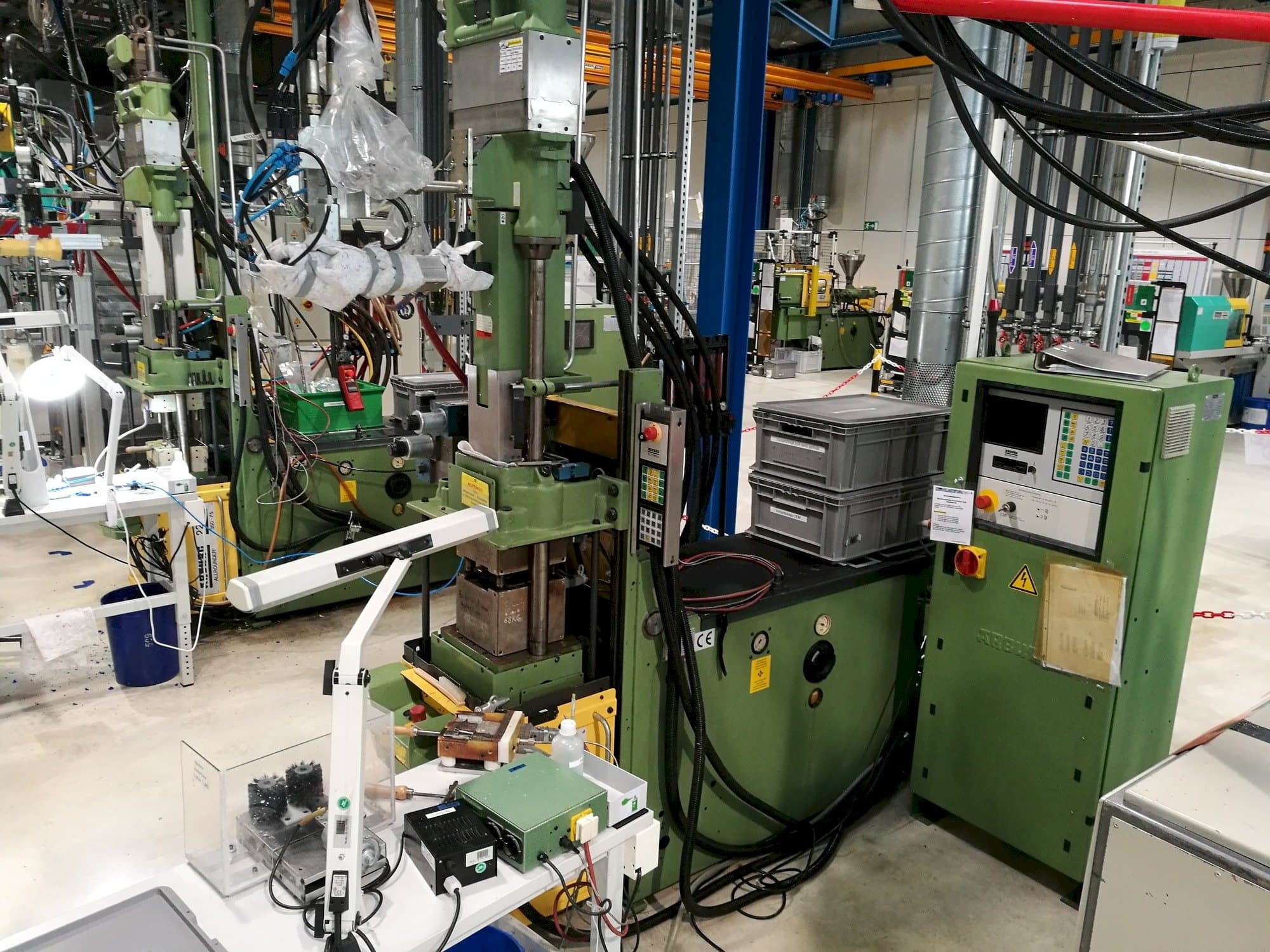 Arburg 221M-350-75U Mašinos vaizdas iš priekio