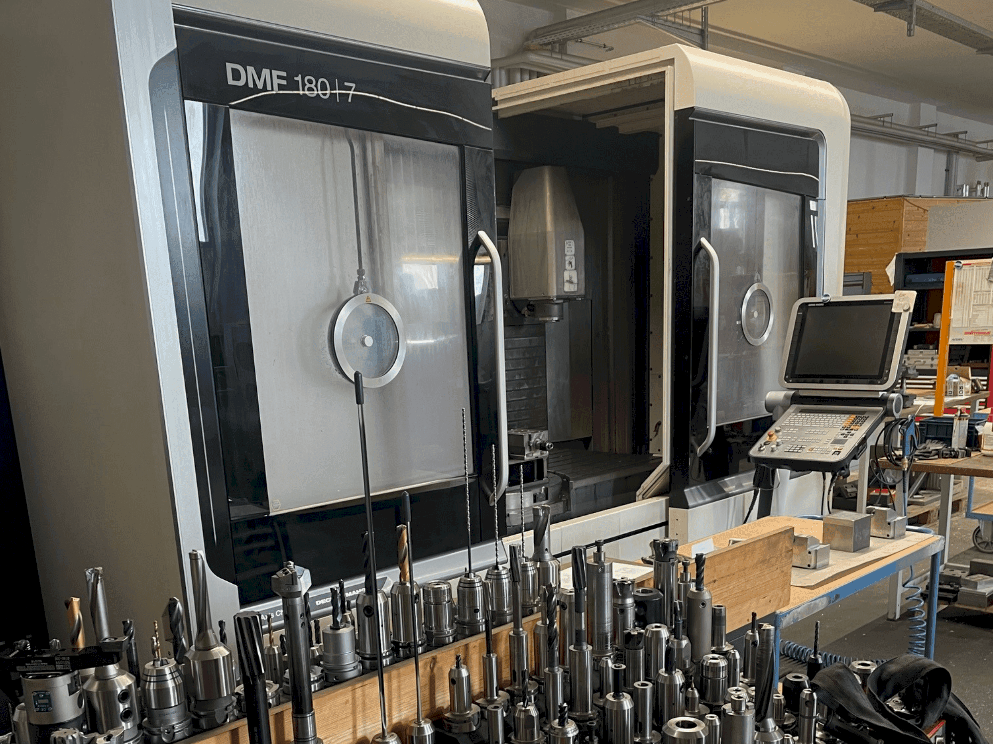 DMG MORI DMF 180/7 Mašinos vaizdas iš priekio
