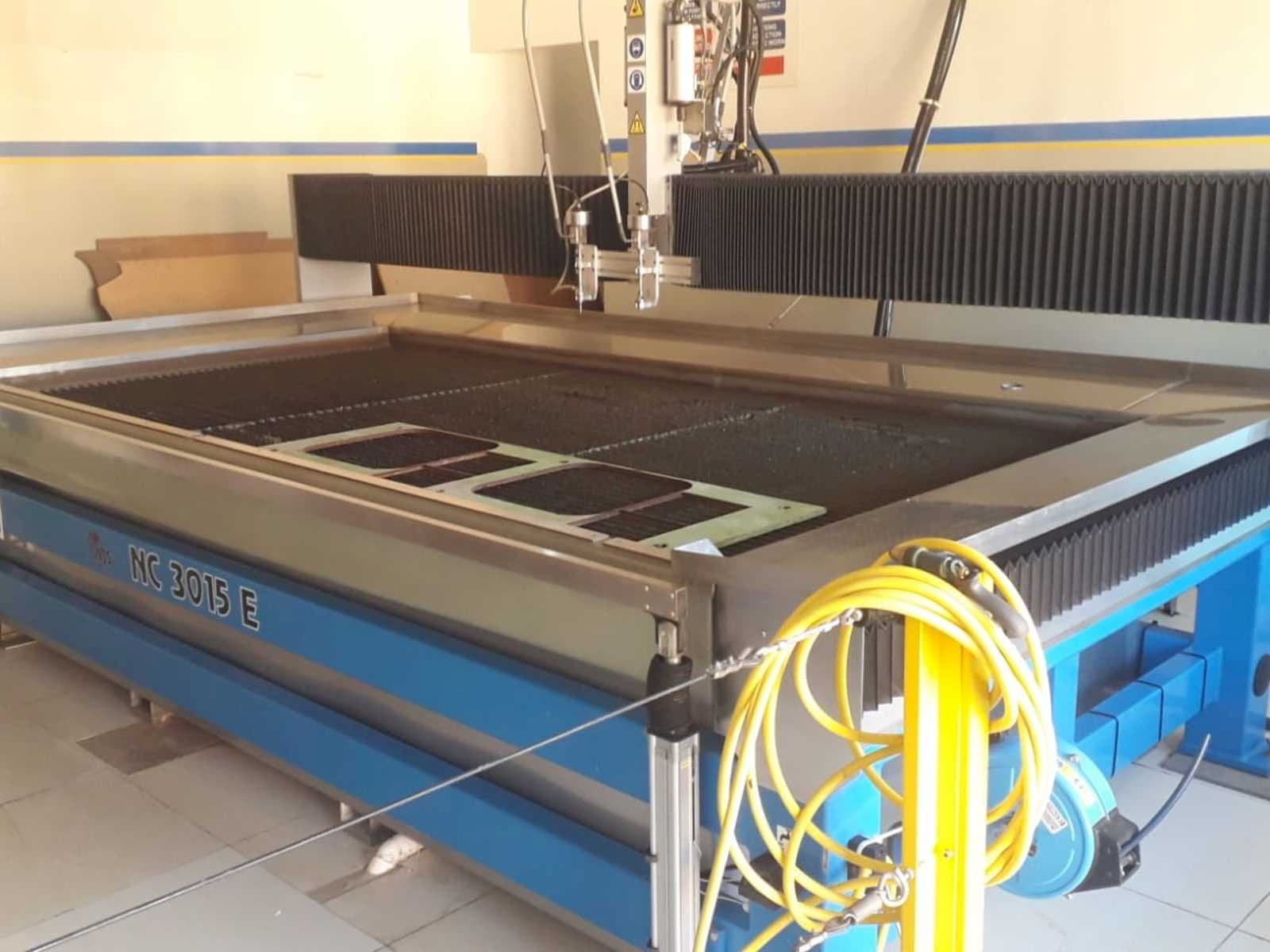 Waterjet Sweeden NC 3015 e Mašinos vaizdas iš priekio