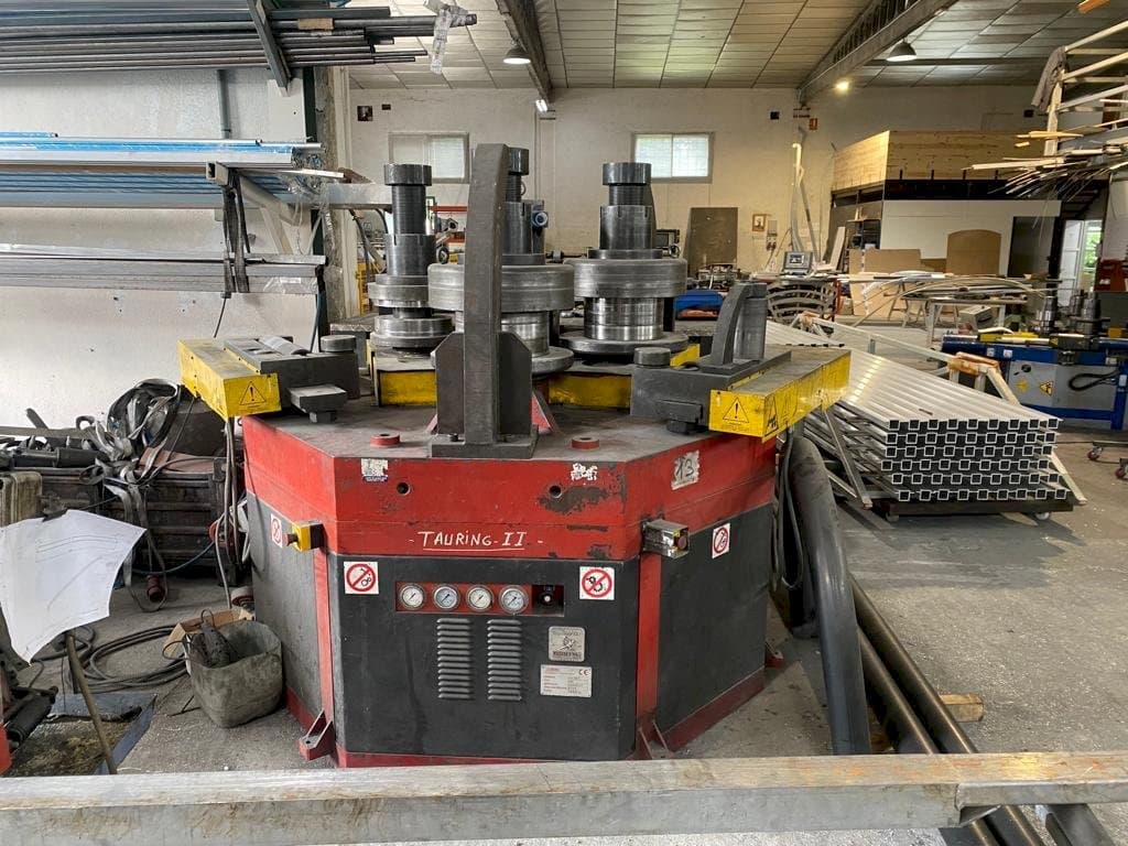 Tauring Alfa 200 Mašinos vaizdas iš priekio