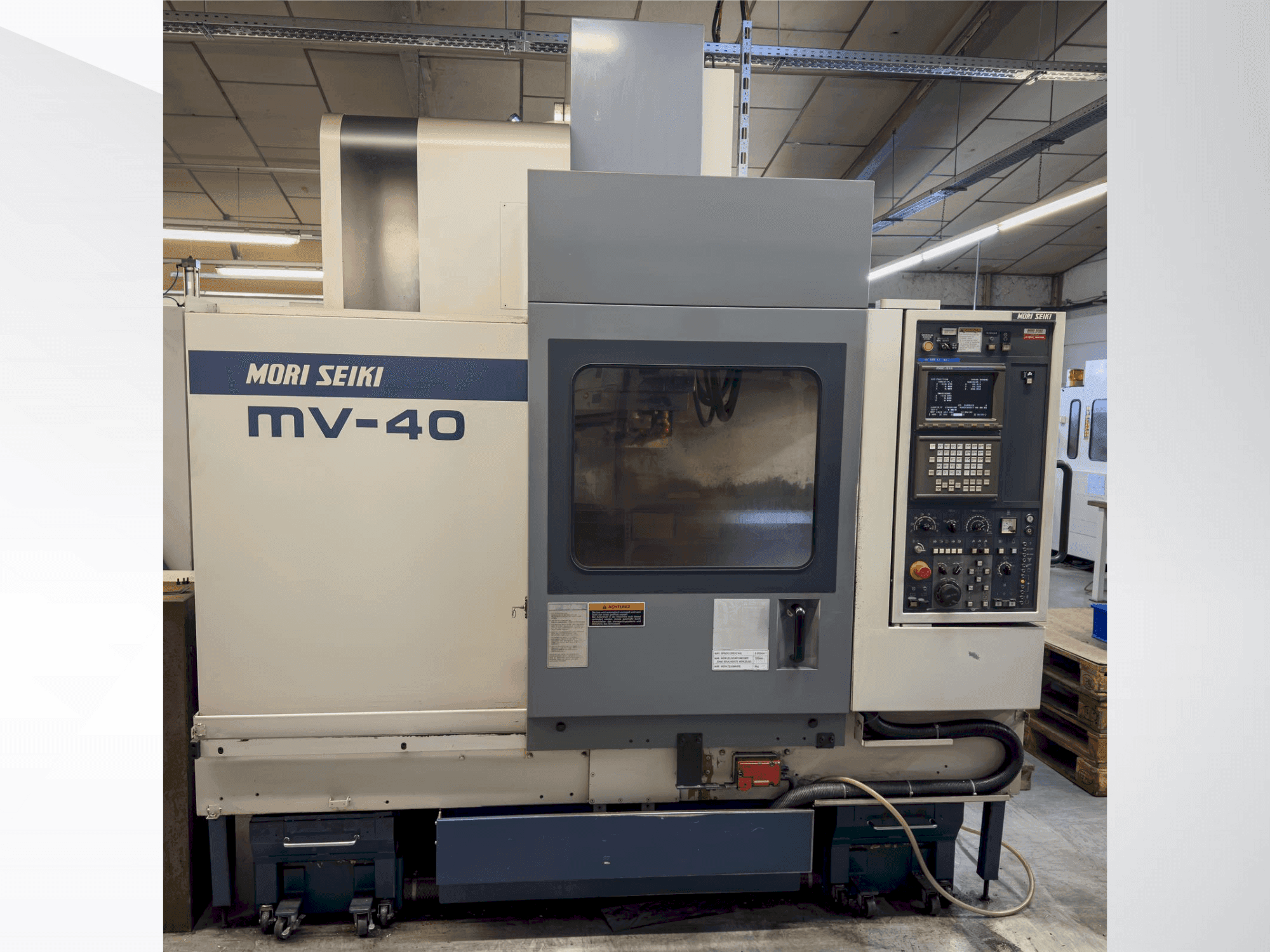 MORI SEIKI MV 40B/40 Mašinos vaizdas iš priekio
