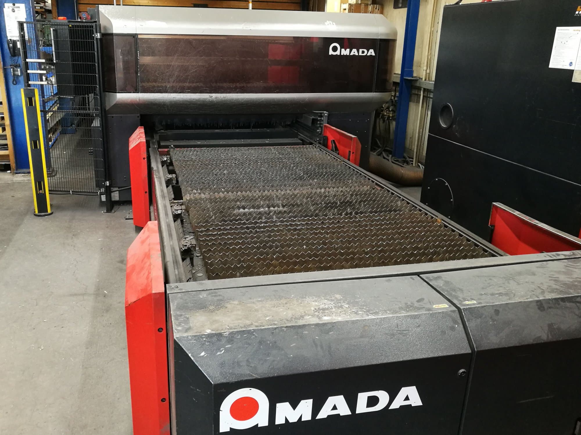 AMADA LC 3015 X1 NT Mašinos vaizdas iš priekio