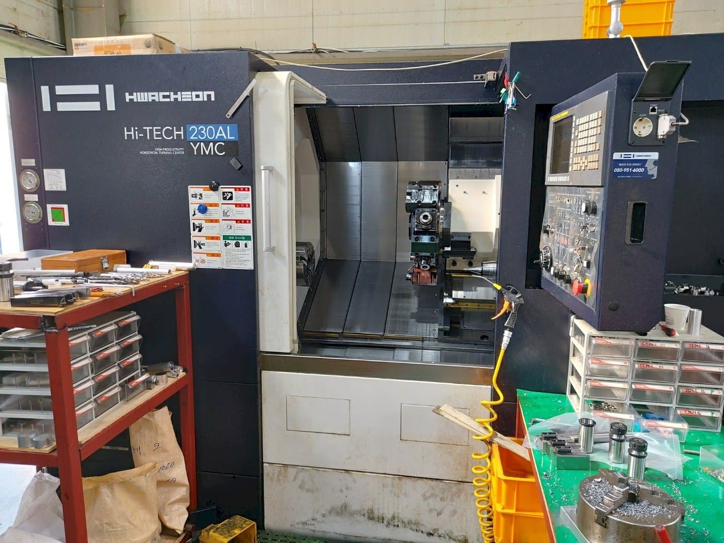 HWACHEON Hi-TECH 230AL YMC Mašinos vaizdas iš priekio