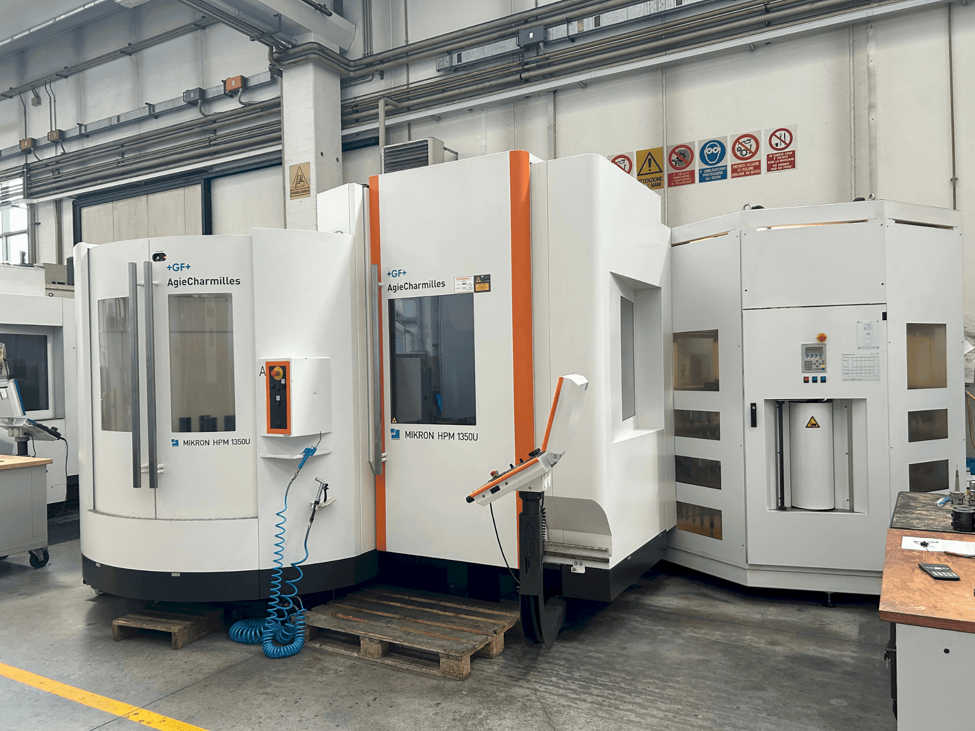 AgieCharmilles MIKRON HPM 1350U Mašinos vaizdas iš priekio